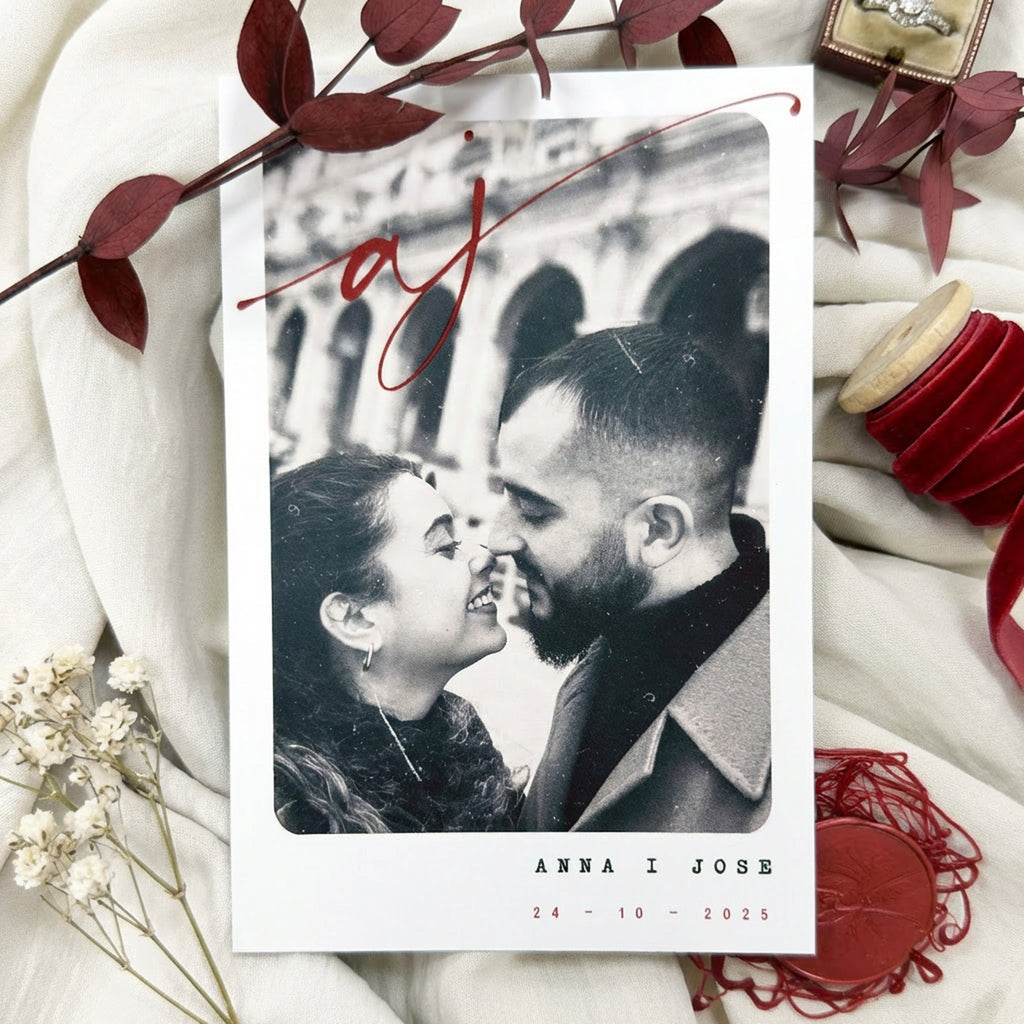 Tarjeta de invitación Polaroid Novellie con diseño vintage y espacio para texto, ideal para eventos y celebraciones.