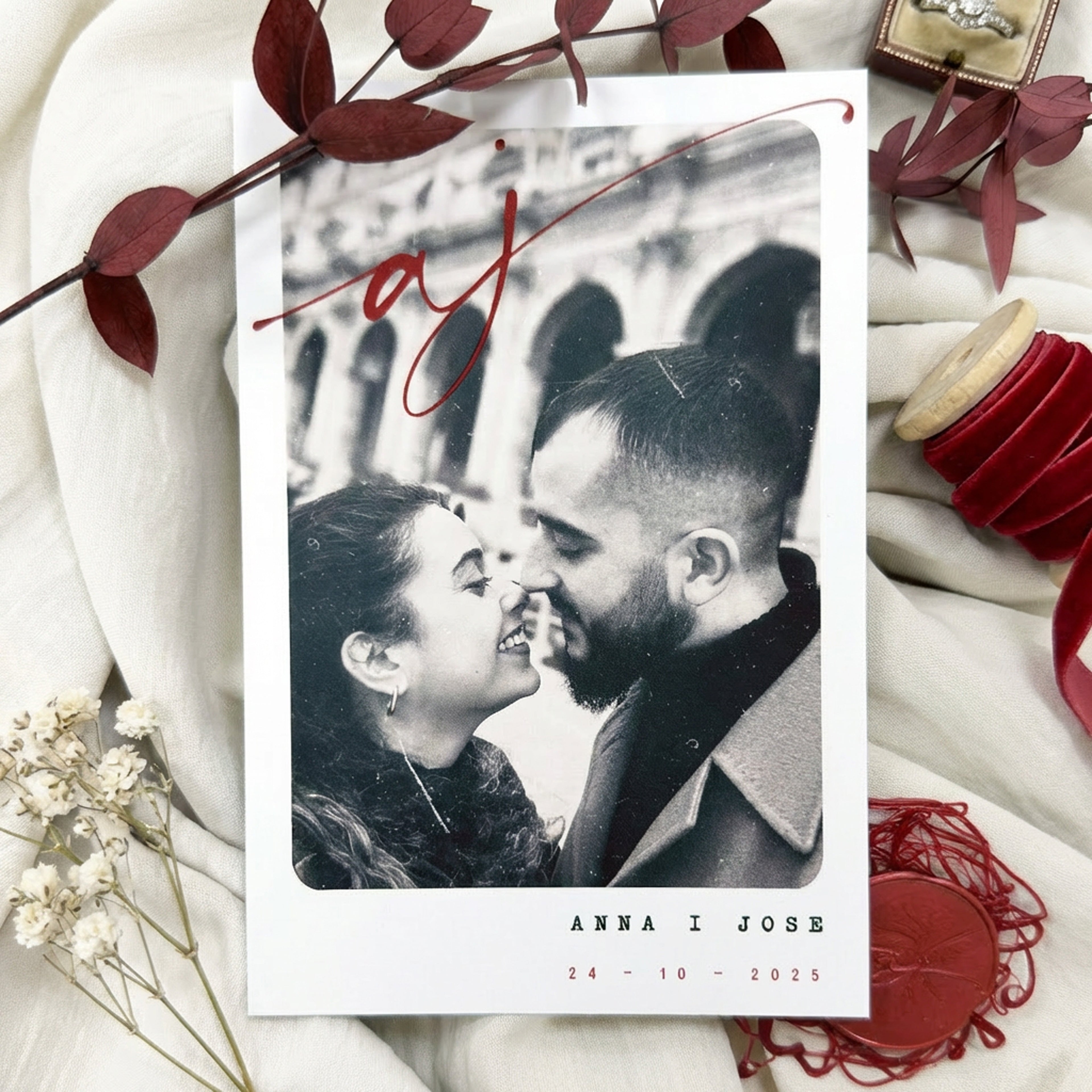 Tarjeta de invitación Polaroid Novellie con diseño vintage y espacio para texto, ideal para eventos y celebraciones.