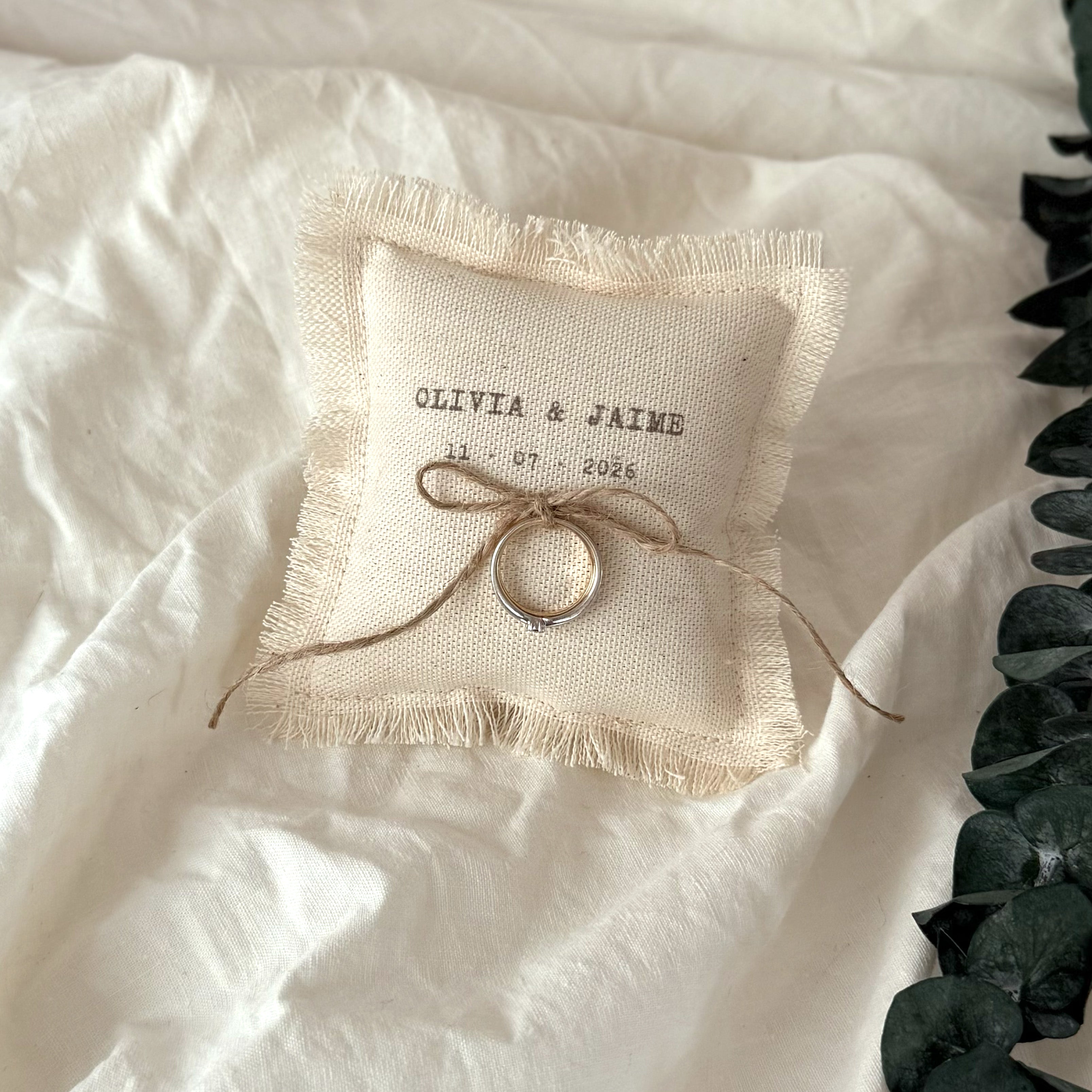 Cojín rústico con diseño de máquina de escribir de la marca Novellie, ideal para decoración elegante y acogedora.
