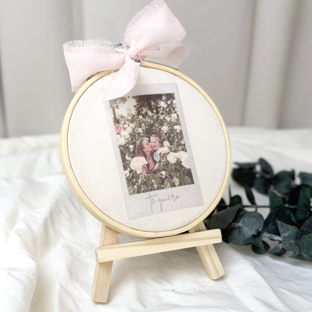 Mini bastidor para Día de la Madre de Novellie, con diseño polarizado y detalles decorativos en la imagen 11.jpg.