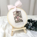 Mini bastidor para Día de la Madre de Novellie, con diseño polarizado y detalles decorativos en la imagen 11.jpg.