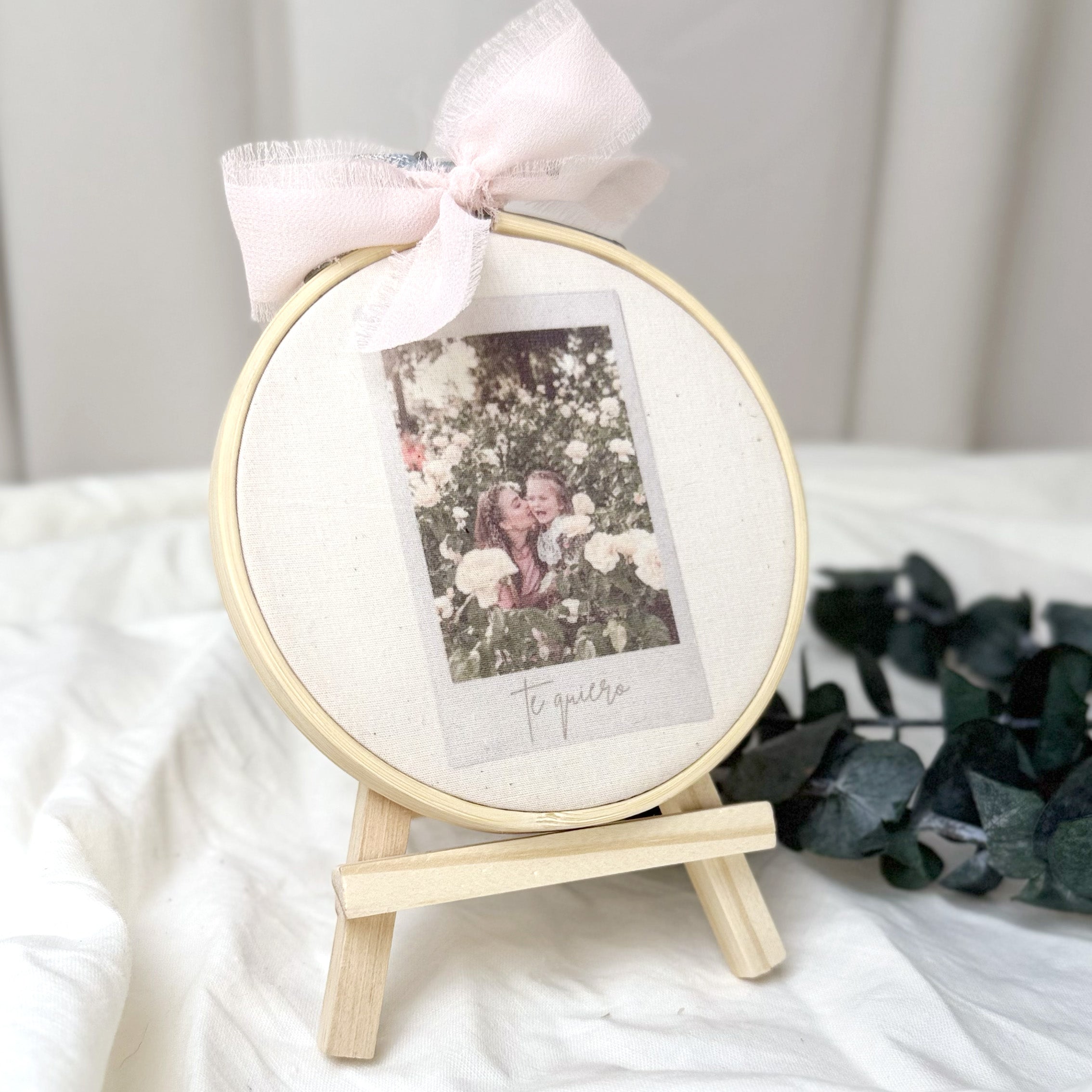 Mini bastidor para Día de la Madre de Novellie, con diseño polarizado y detalles decorativos en la imagen 11.jpg.