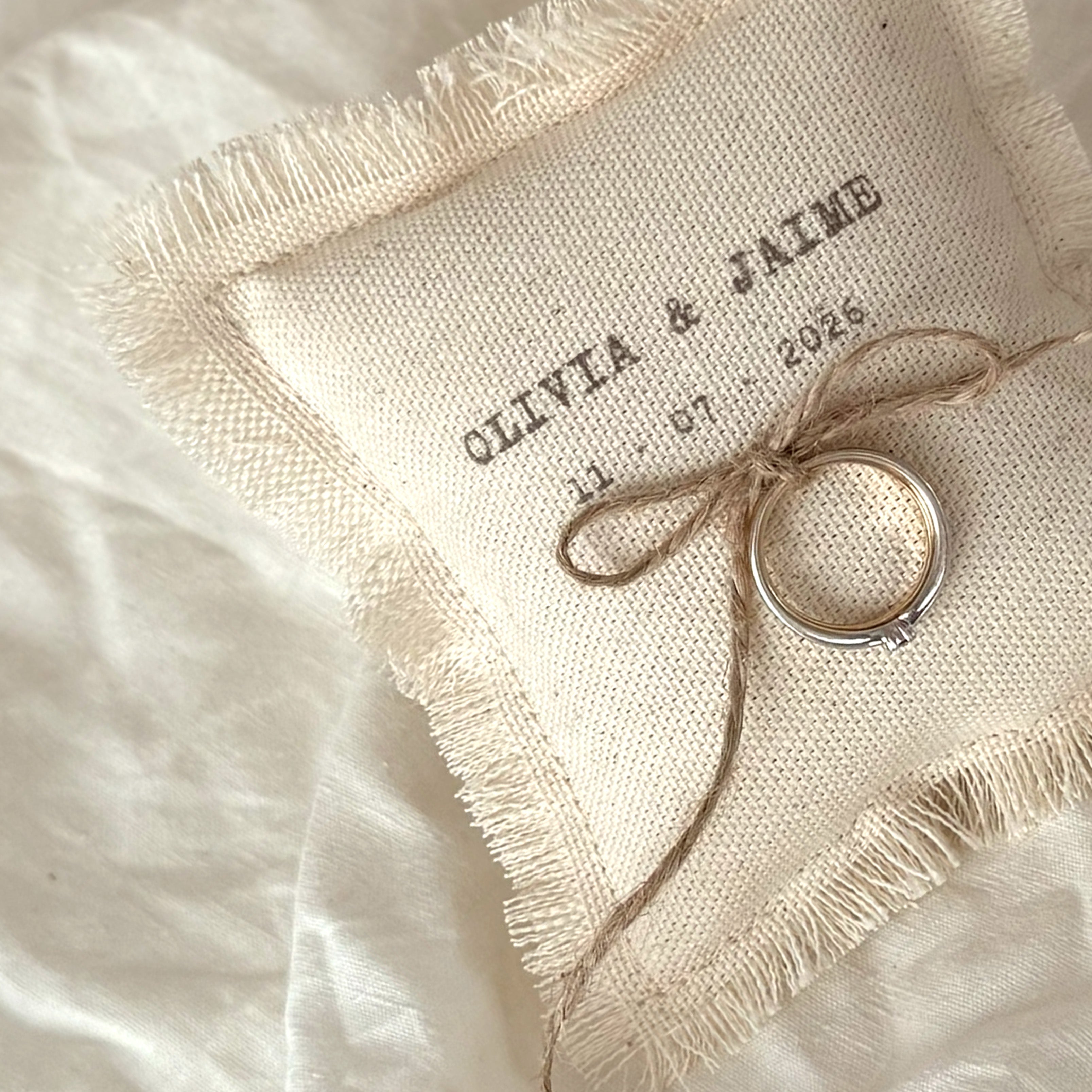 Cojín rústico de máquina de escribir Novellie con diseño vintage y textura de tela natural, ideal para decoración acogedora.
