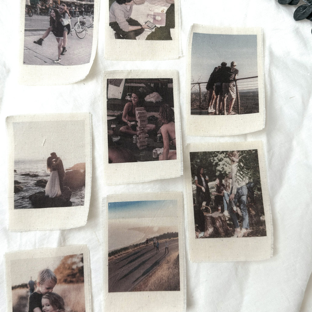Paquete de packs revelado para cámaras Polaroid Novellie, con fotos impresas y detalles coloridos en la portada.