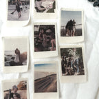 Paquete de packs revelado para cámaras Polaroid Novellie, con fotos impresas y detalles coloridos en la portada.