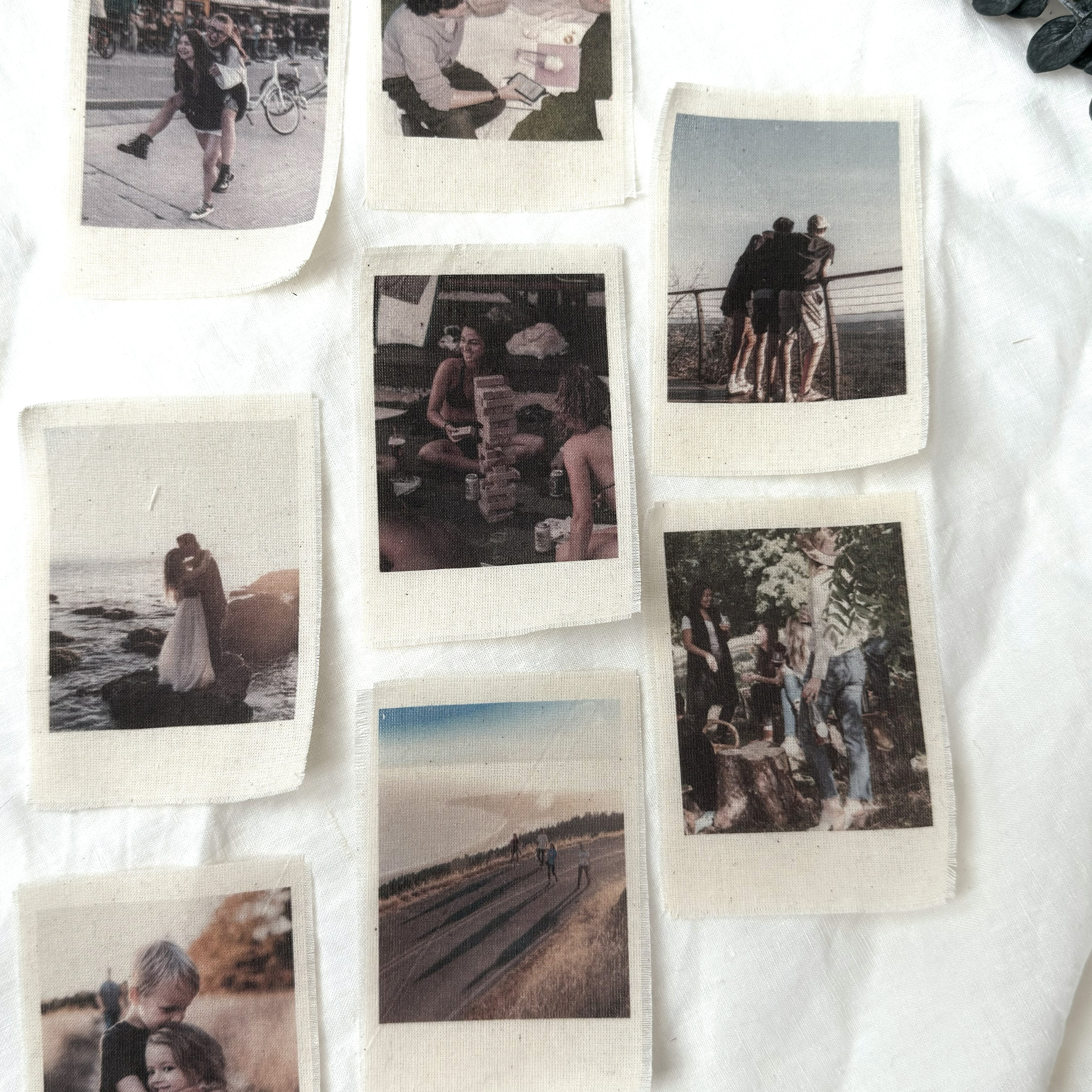Paquete de packs revelado para cámaras Polaroid Novellie, con fotos impresas y detalles coloridos en la portada.