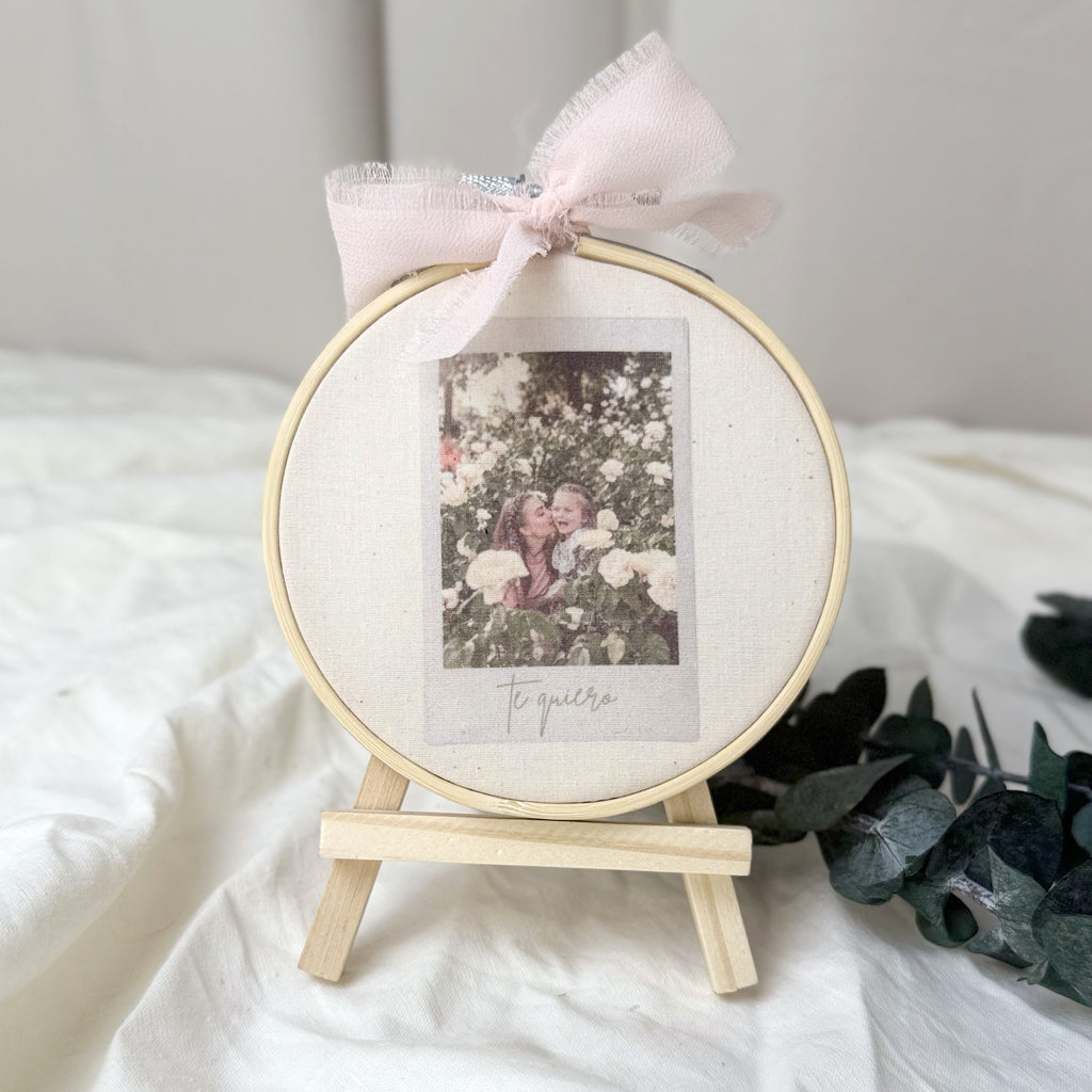 Mini bastidor Día de la Madre Novellie con diseño polarido, ideal para decorar regalos y tarjetas en celebración especial.