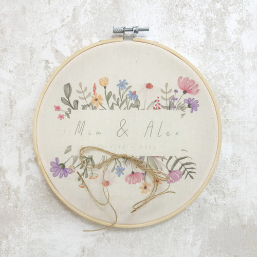 Bastidor de alianzas para jardín de la marca Novellie, con diseño decorativo y detalles en metal para exteriores.