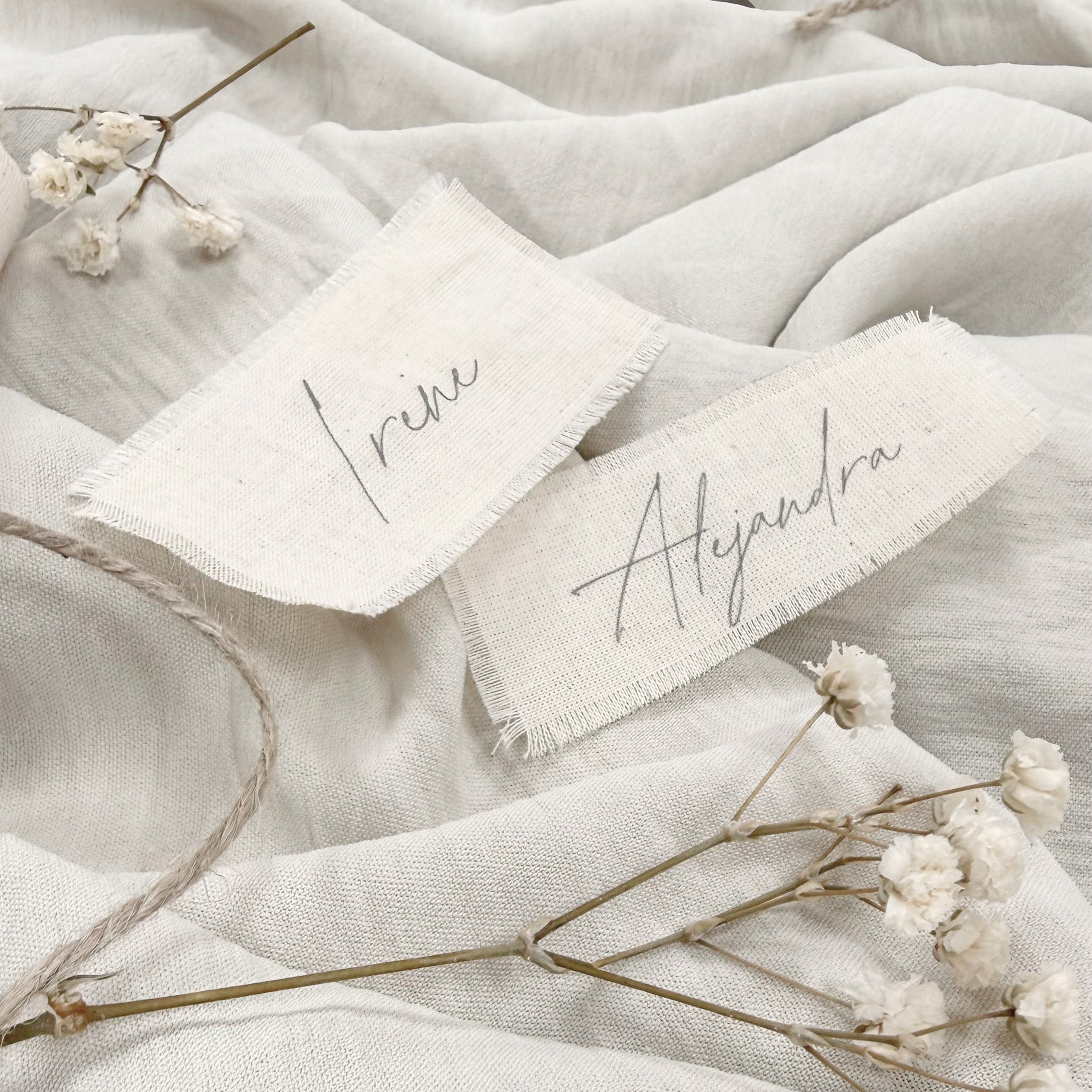 Marcador de sitios de algodón Novellie, con diseño decorativo y suave textura para marcar lugares en eventos o reuniones.