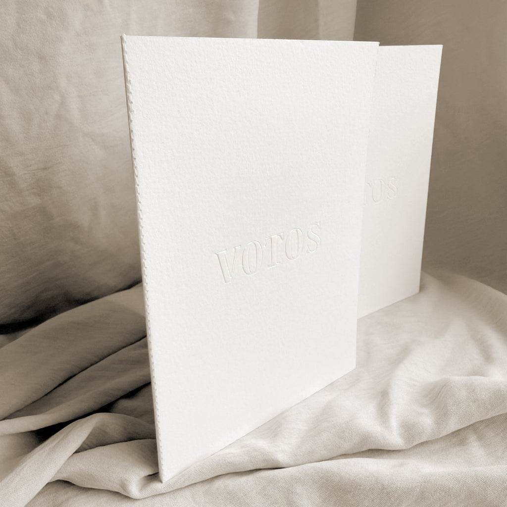 Libro de votos relieve de la marca Novellie, con diseño en relieve y detalles elegantes para ocasiones especiales.