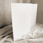 Libro de votos relieve de la marca Novellie, con diseño en relieve y detalles elegantes para ocasiones especiales.