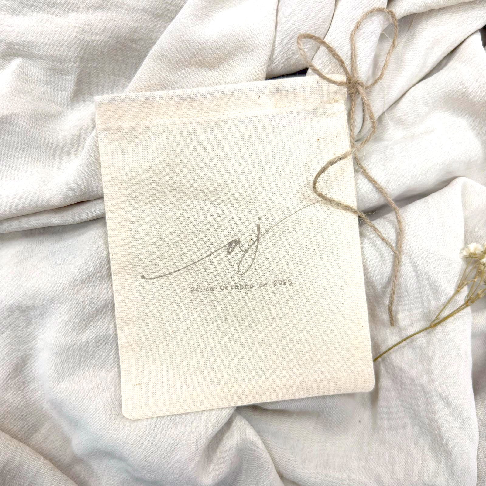 Arras Arena Novellie, joyas de plata con diseño elegante y moderno, mostrando detalles brillantes y acabado pulido.