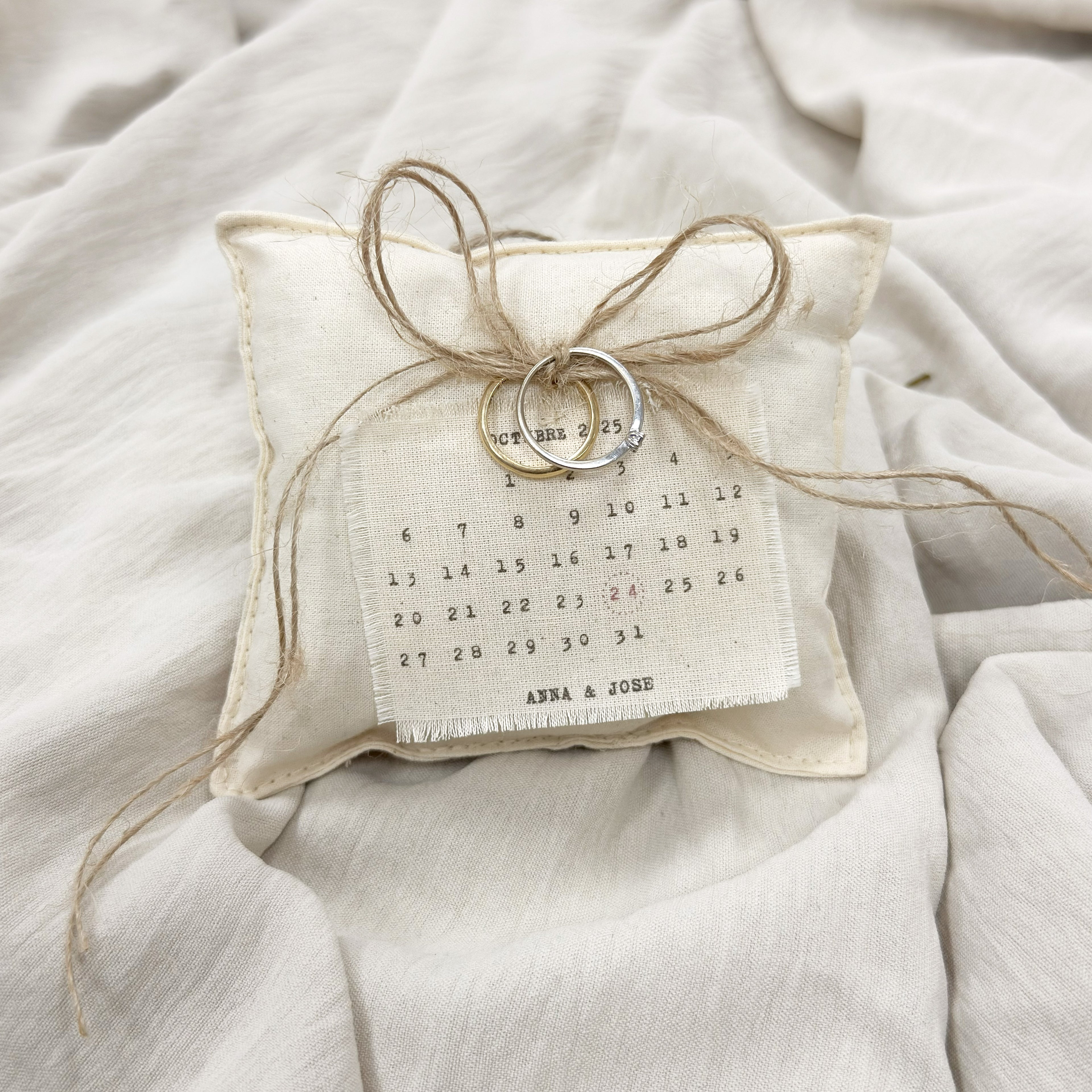 Almohadón calendario Novellie con diseño decorativo y funcional, ideal para decorar y organizar espacios en el hogar.