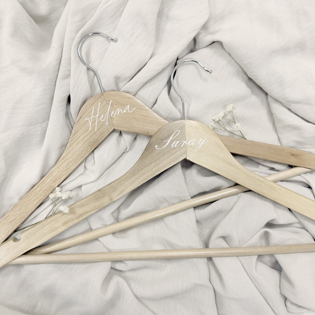 Percha Esencia de la marca Novellie en color madera, diseñada para colgar prendas con estilo y funcionalidad.