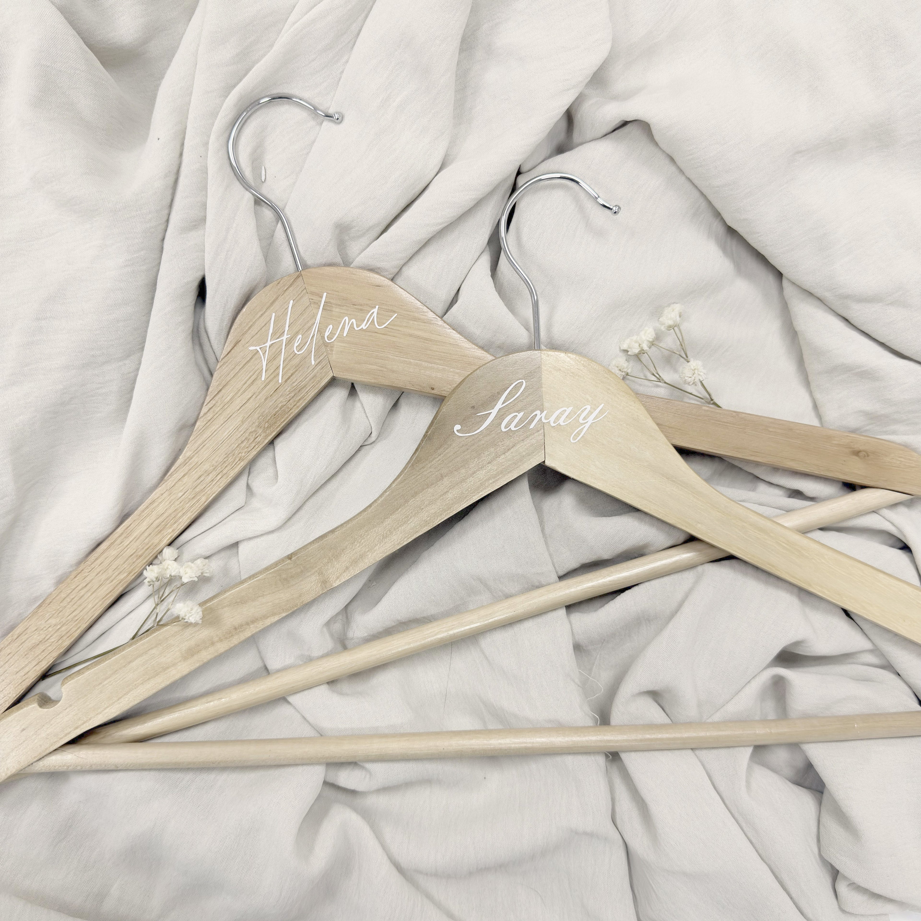 Percha Esencia de la marca Novellie en color madera, diseñada para colgar prendas con estilo y funcionalidad.