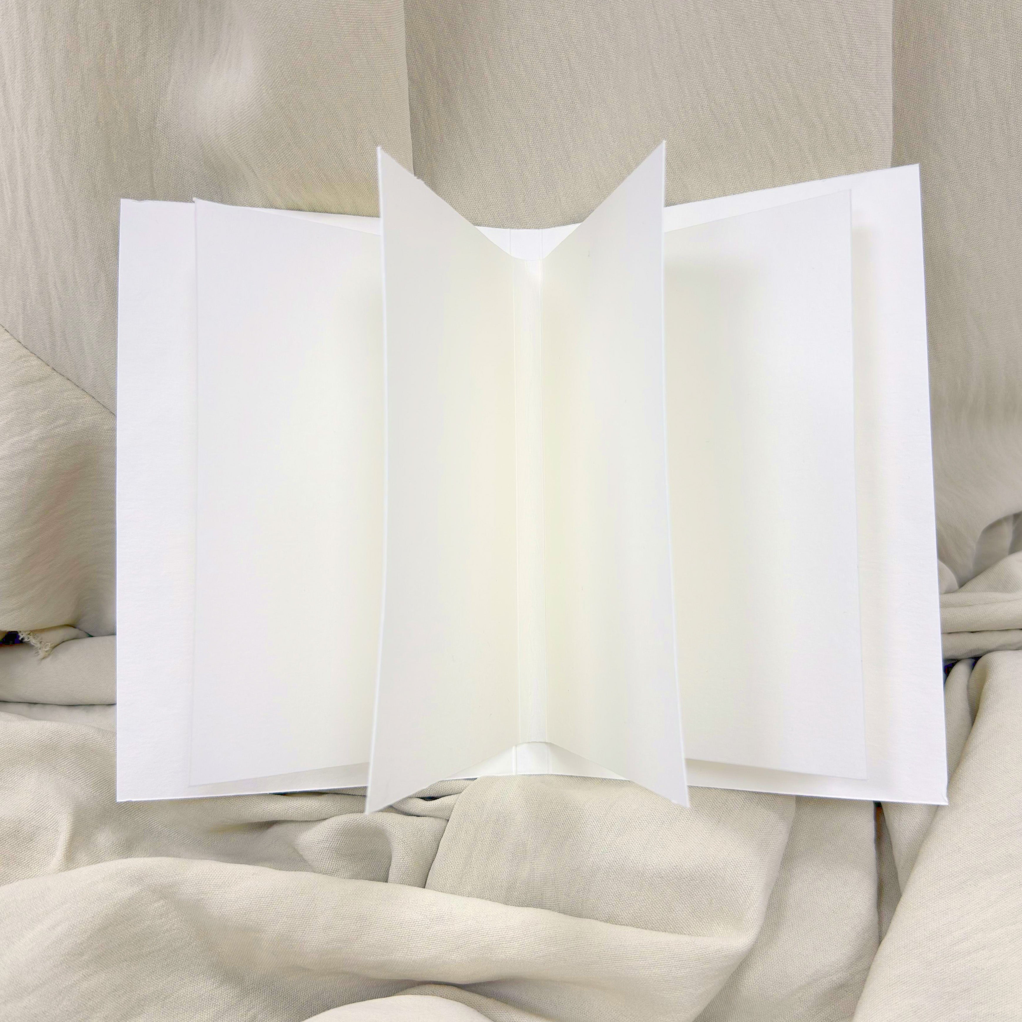 Libro de votos Novellie con diseño elegante y portada decorativa, ideal para ceremonias y recuerdos especiales.