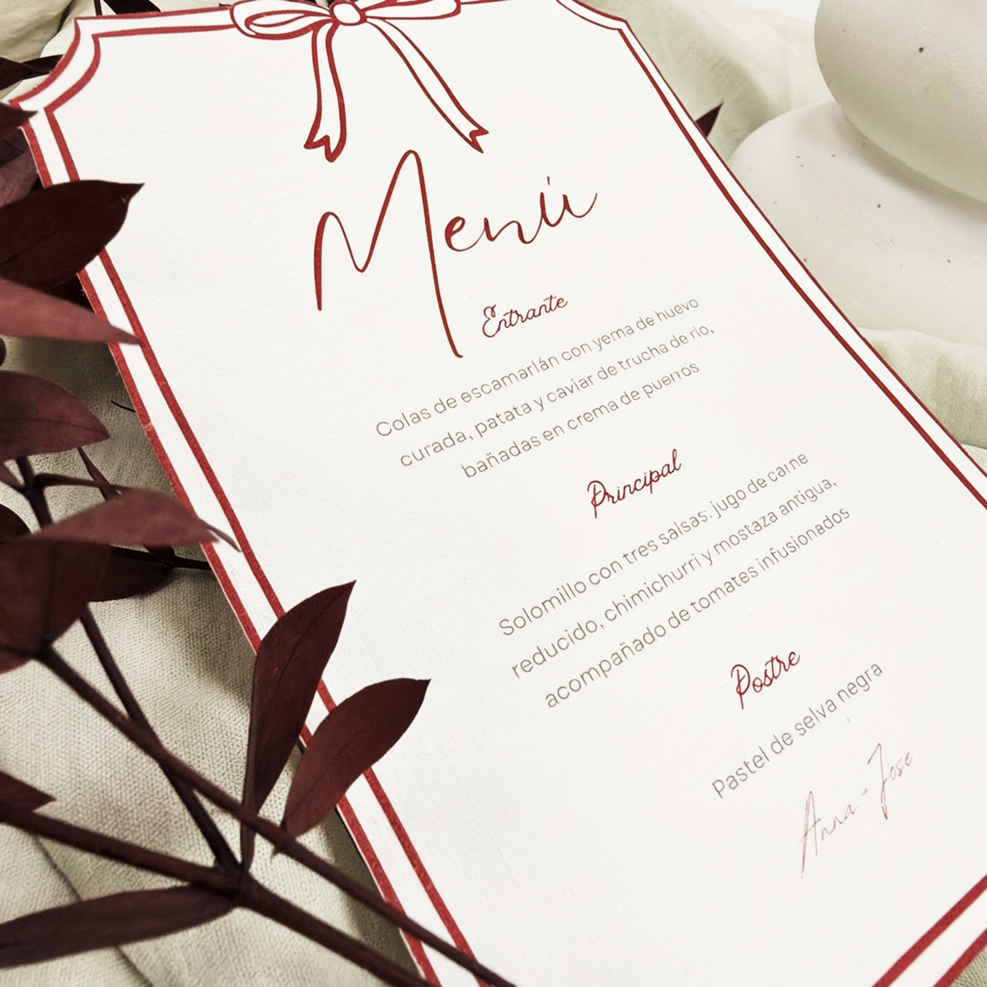 Menú Lazo de Novellie, presentación elegante con diseño de lazo en papel kraft, ideal para eventos y celebraciones.