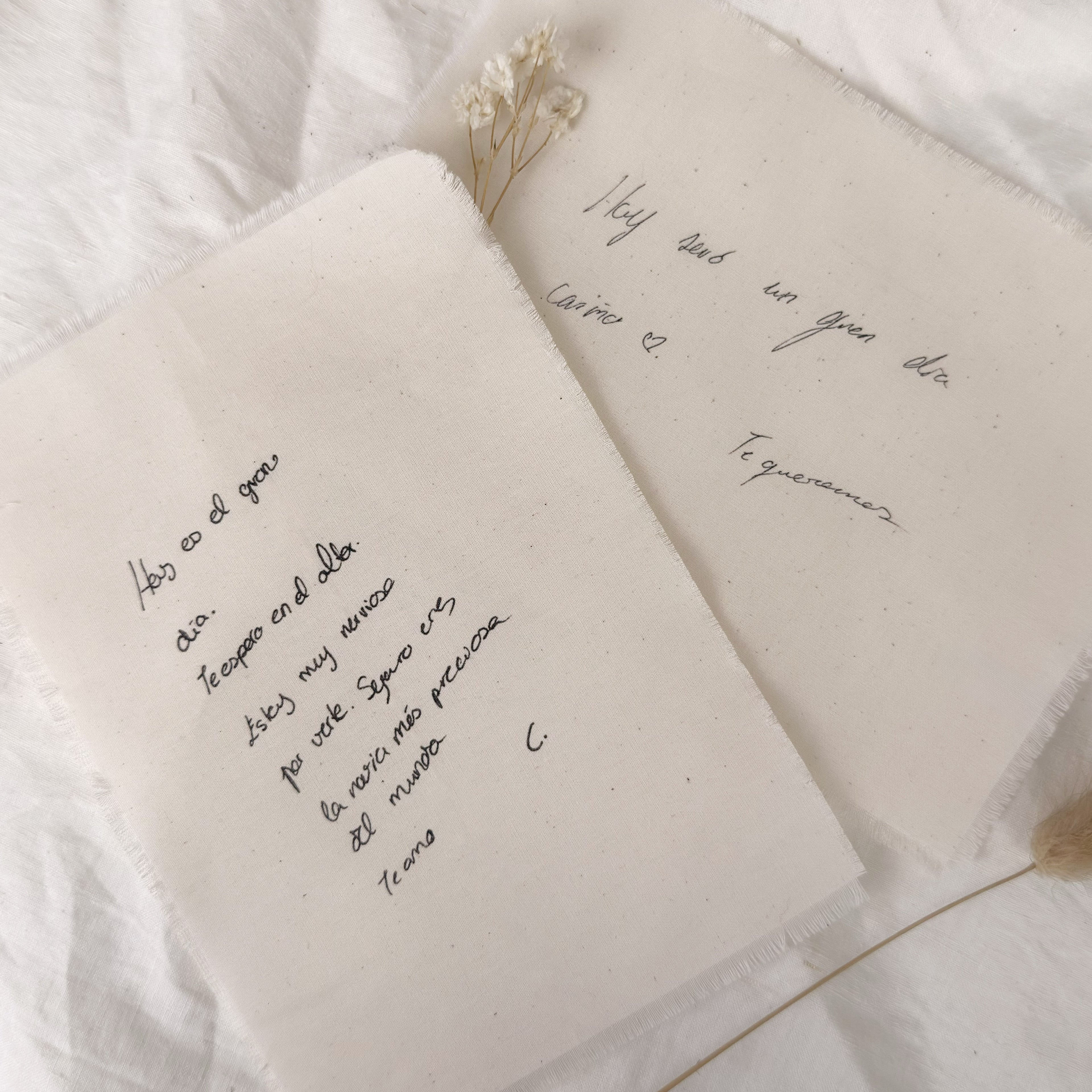 Carta en algodón de la marca Novellie, muestra detalles y textura del material en una imagen clara y cercana.