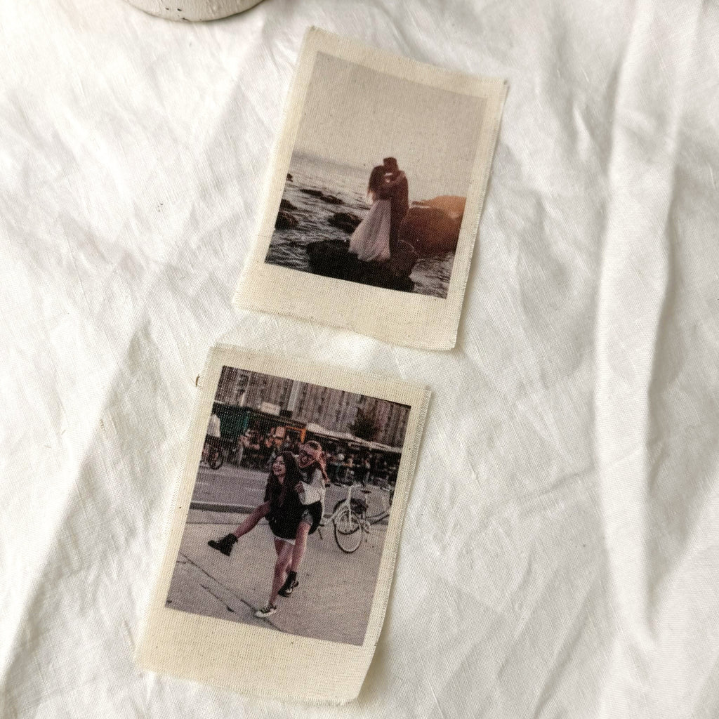 Packs de revelado Polaroid Novellie con varias fotografías impresas en papel fotográfico colorido.