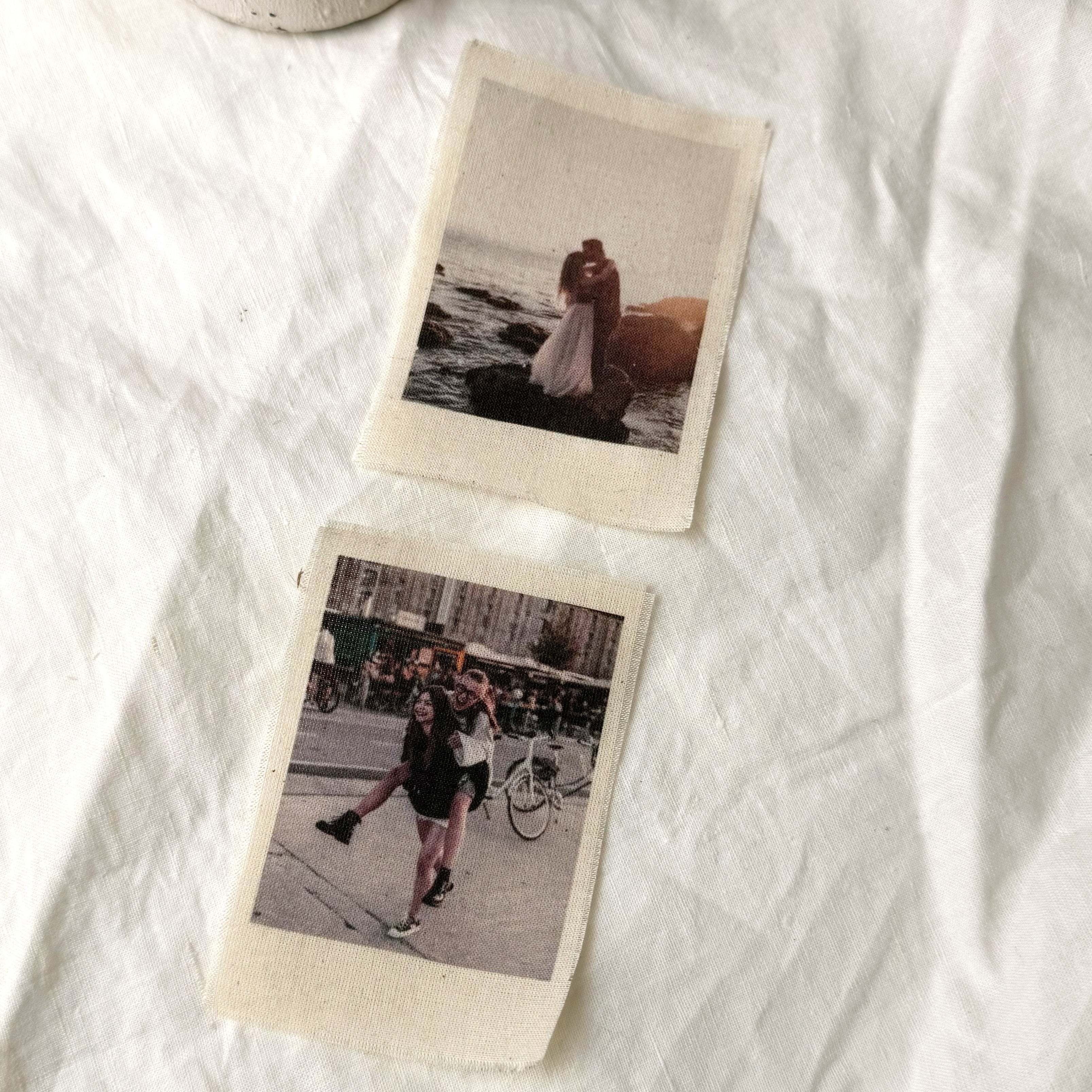 Packs de revelado Polaroid Novellie con varias fotografías impresas en papel fotográfico colorido.