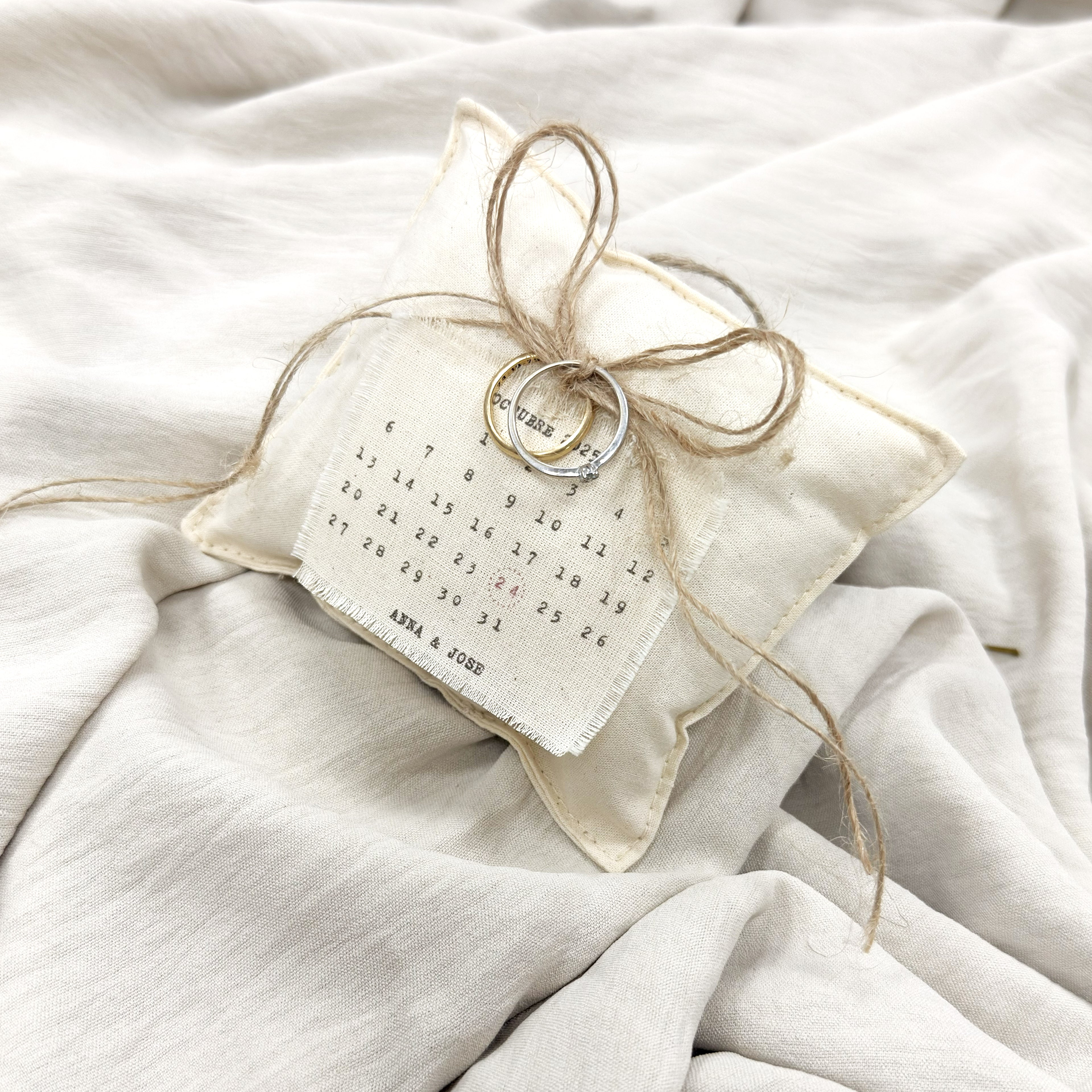 Cojín calendario Novellie con diseño decorativo, tela suave y detalles visibles en la imagen.