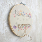 Baño para alianzas de jardín Novellie con diseño decorativo en hierro, ideal para decorar y proteger las alianzas en exteriores