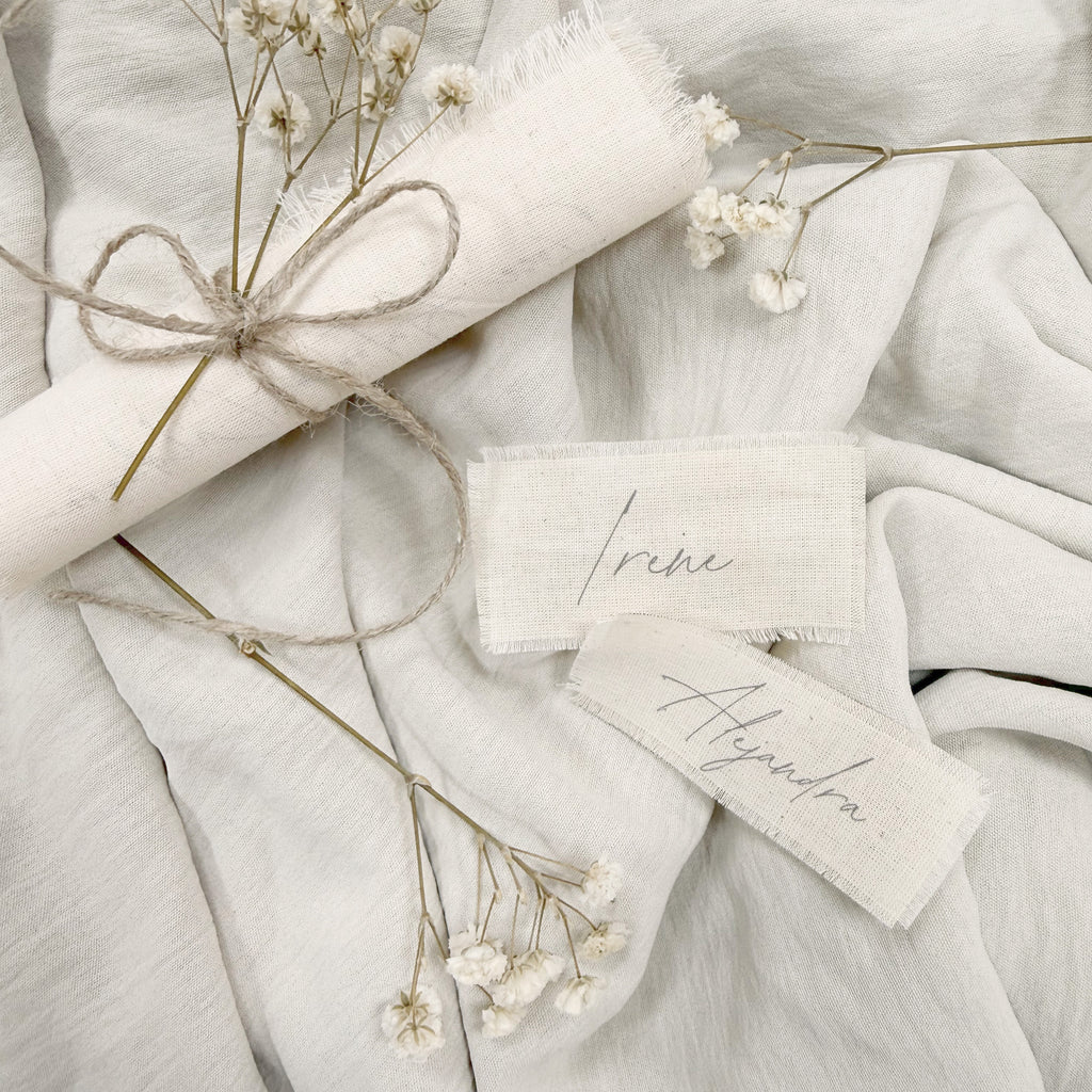 Marcadores de sitios de algodón Novellie, suaves y resistentes, con diseño colorido para decorar mesas y eventos.