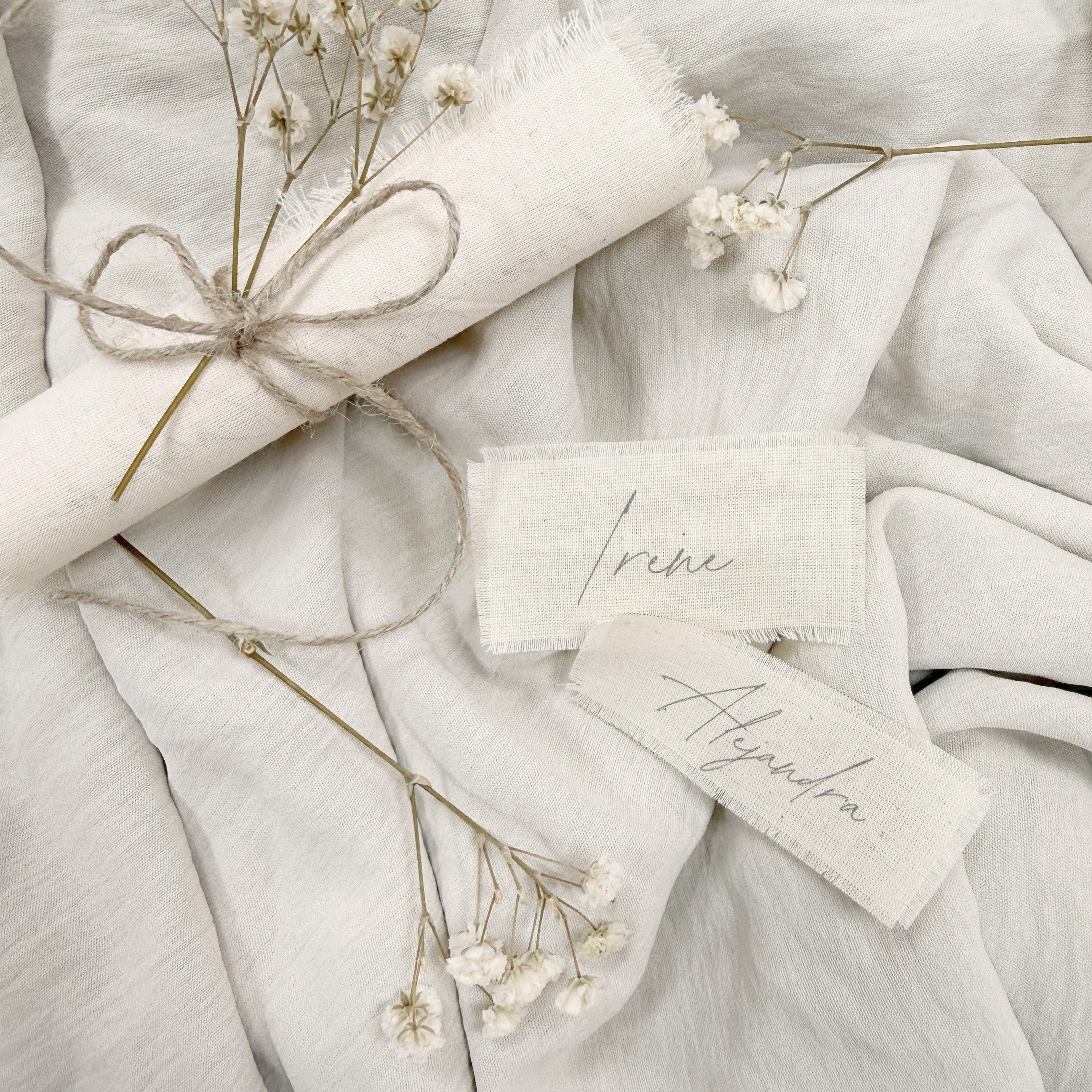 Marcadores de sitios de algodón Novellie, suaves y resistentes, con diseño colorido para decorar mesas y eventos.