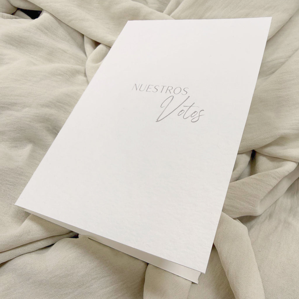 Libro votos Novellie, con diseño elegante en papel blanco y detalles decorativos para bodas, vista frontal del producto.