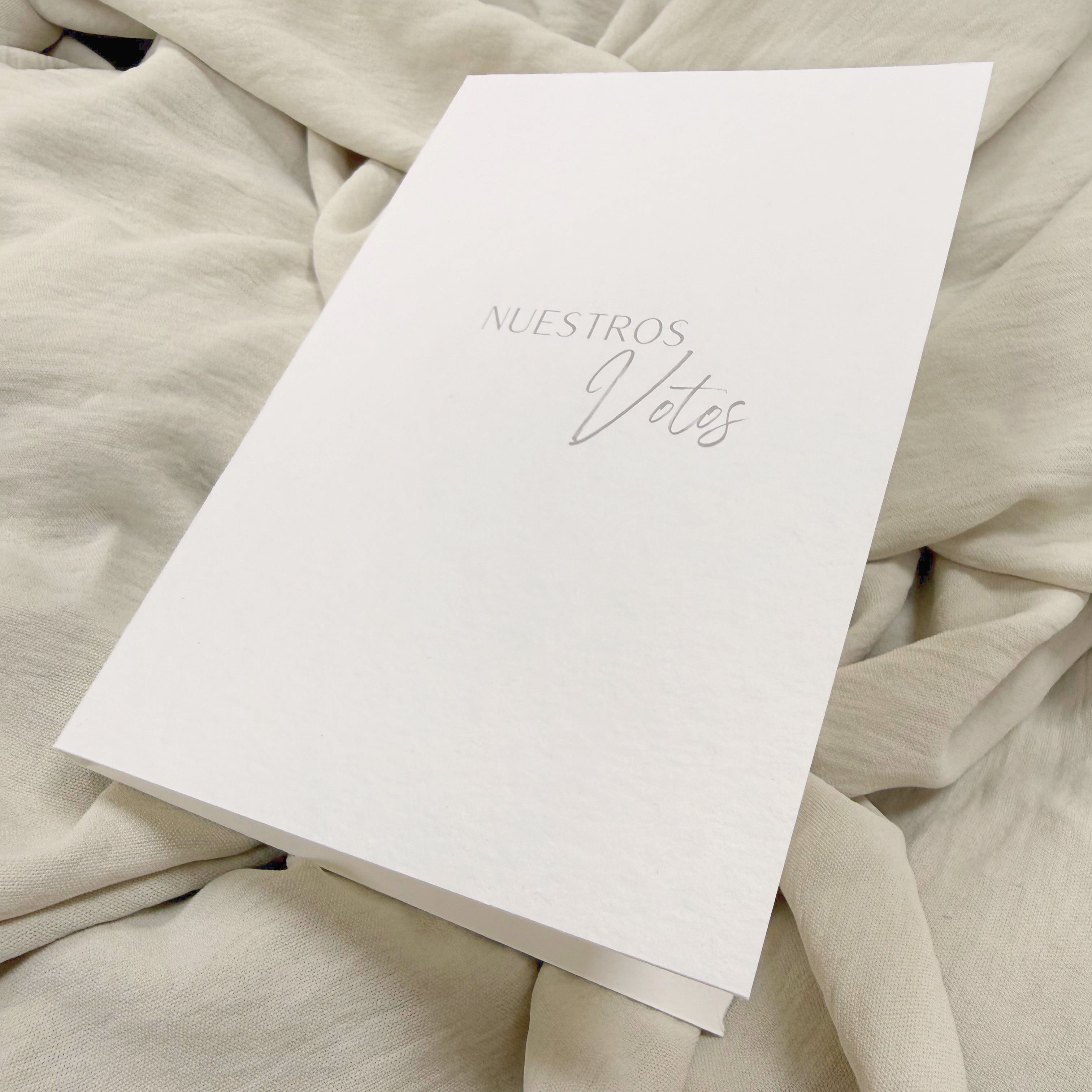Libro votos Novellie, con diseño elegante en papel blanco y detalles decorativos para bodas, vista frontal del producto.
