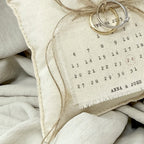 Almohadón calendario Novellie con diseño decorativo y detalles visibles en la imagen.