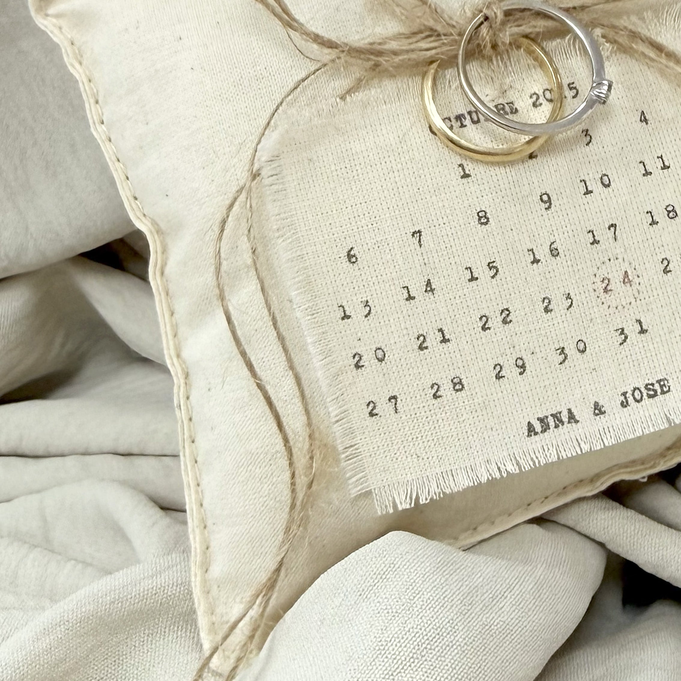 Almohadón calendario Novellie con diseño decorativo y detalles visibles en la imagen.