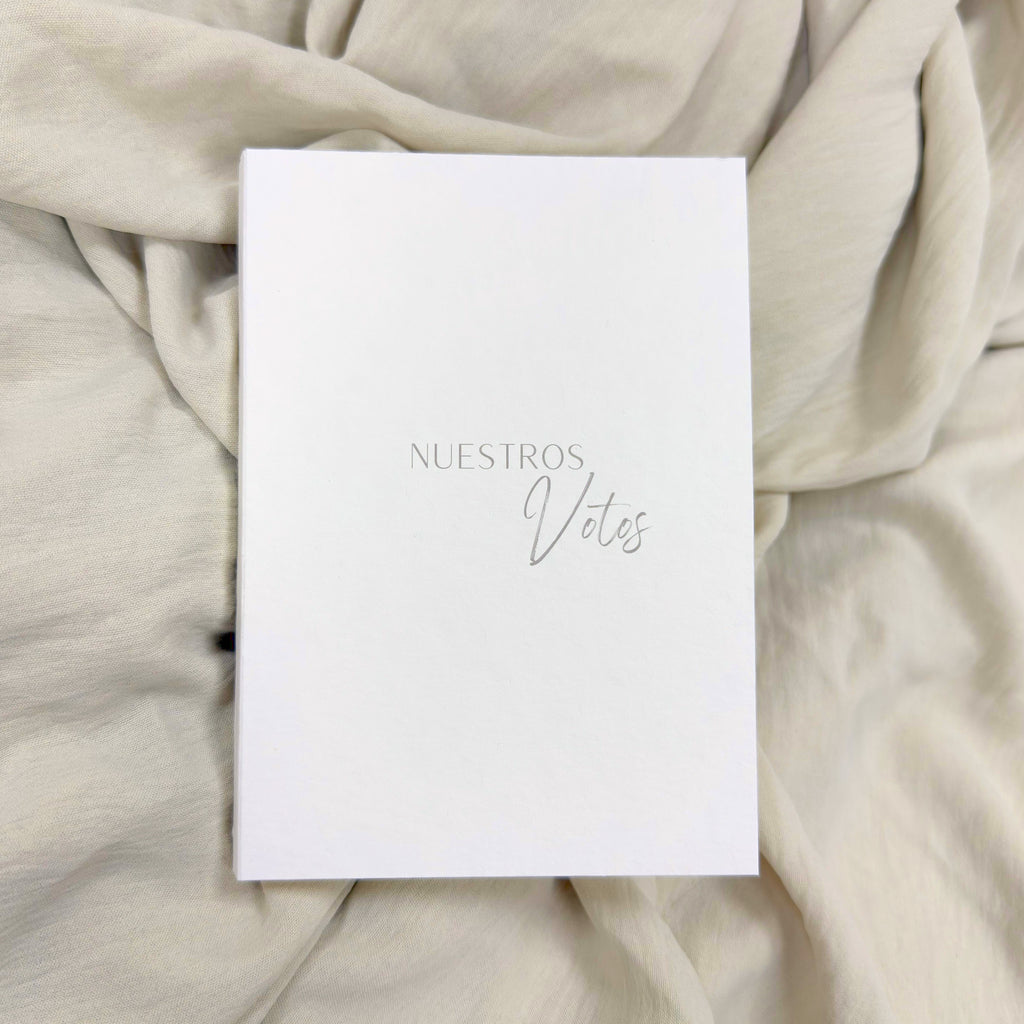 Libro de votos Novellie con diseño elegante y detalles decorativos en la portada.