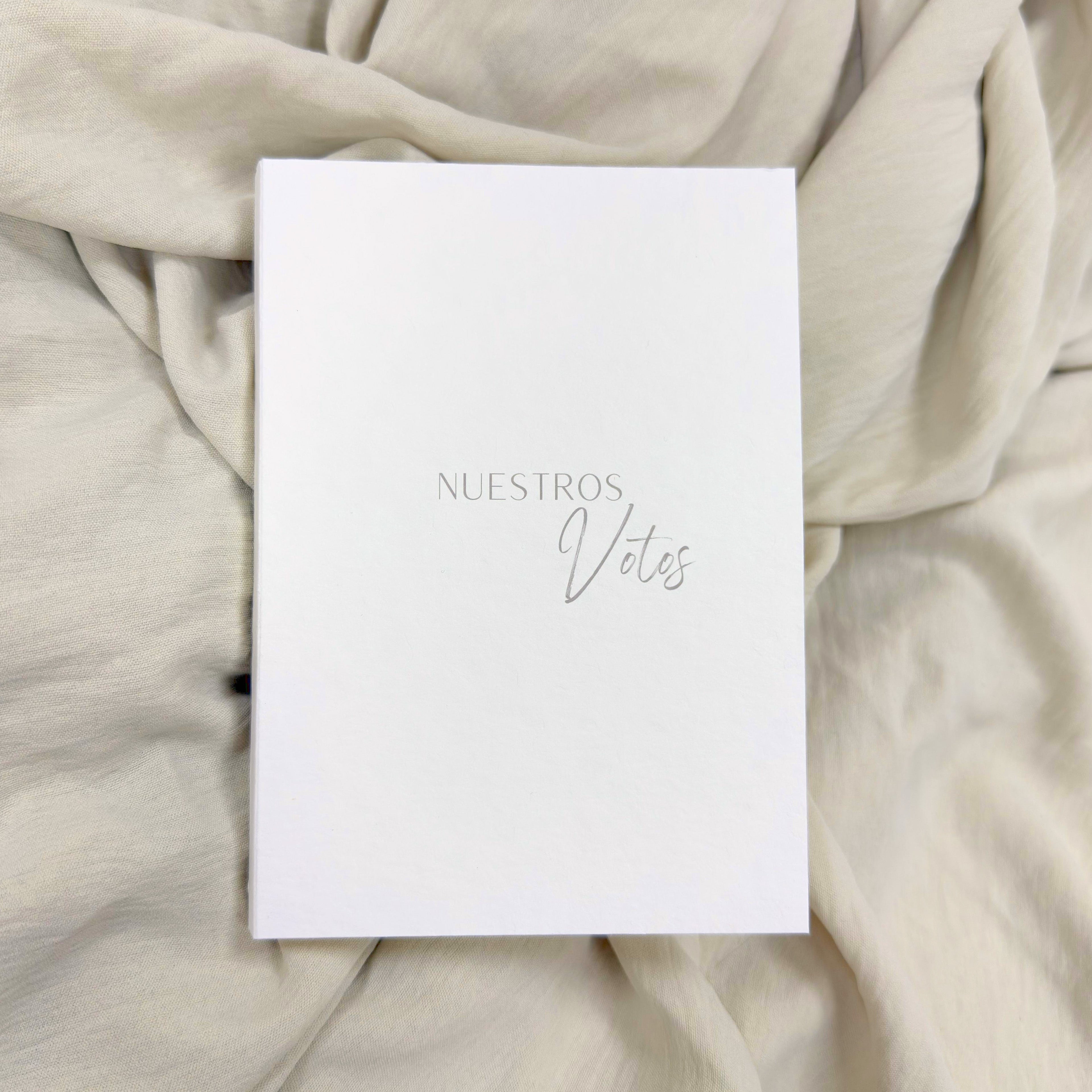 Libro de votos Novellie con diseño elegante y detalles decorativos en la portada.