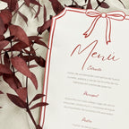 Menú lazo de Novellie, presentación elegante con diseño de lazo, ideal para eventos y banquetes, en tonos neutros.