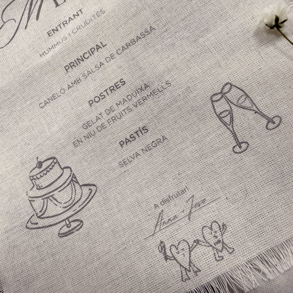 Menú de algodón de Novellie con diseño elegante, mostrando la textura suave y detalles en tonos claros en la imagen.
