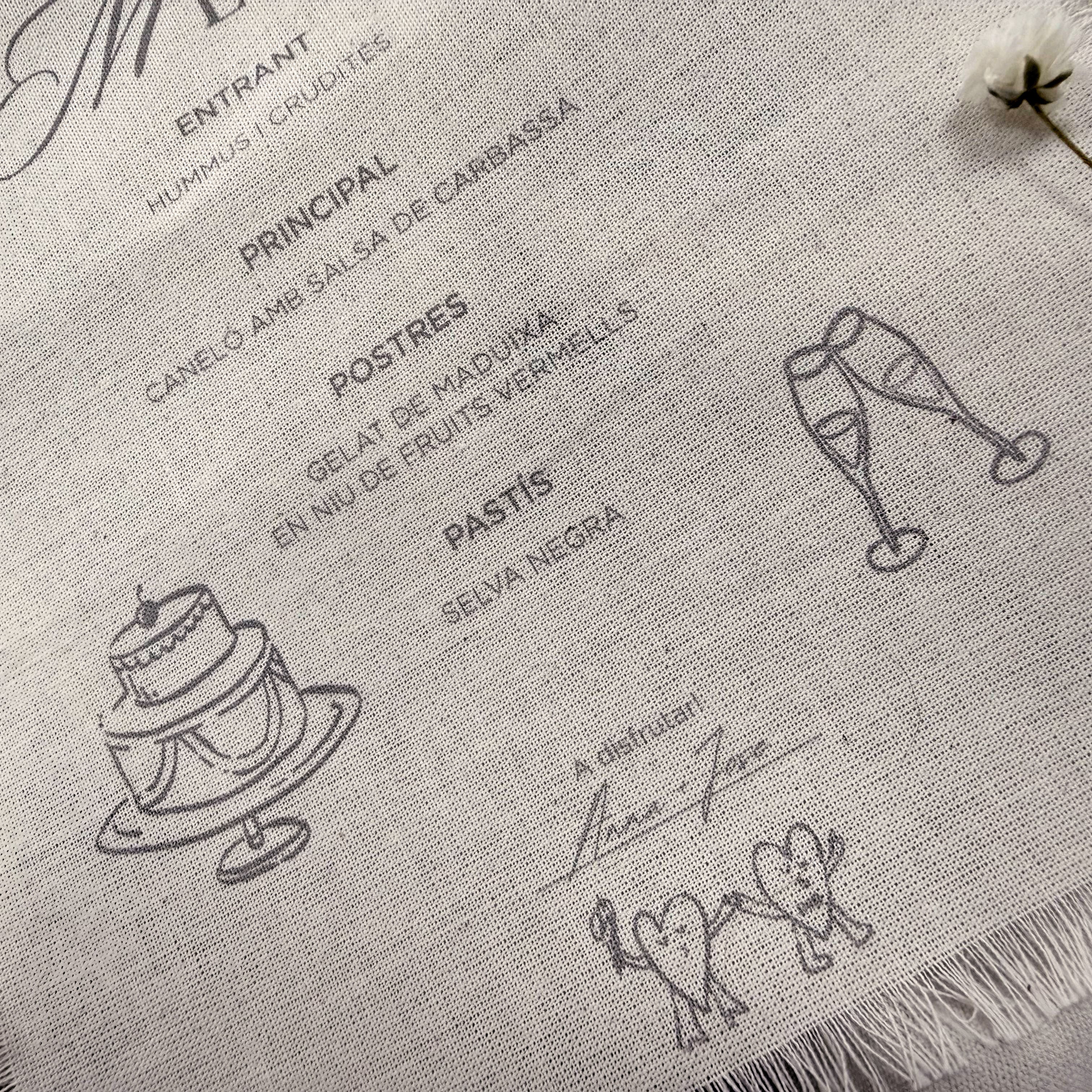 Menú de algodón de Novellie con diseño elegante, mostrando la textura suave y detalles en tonos claros en la imagen.