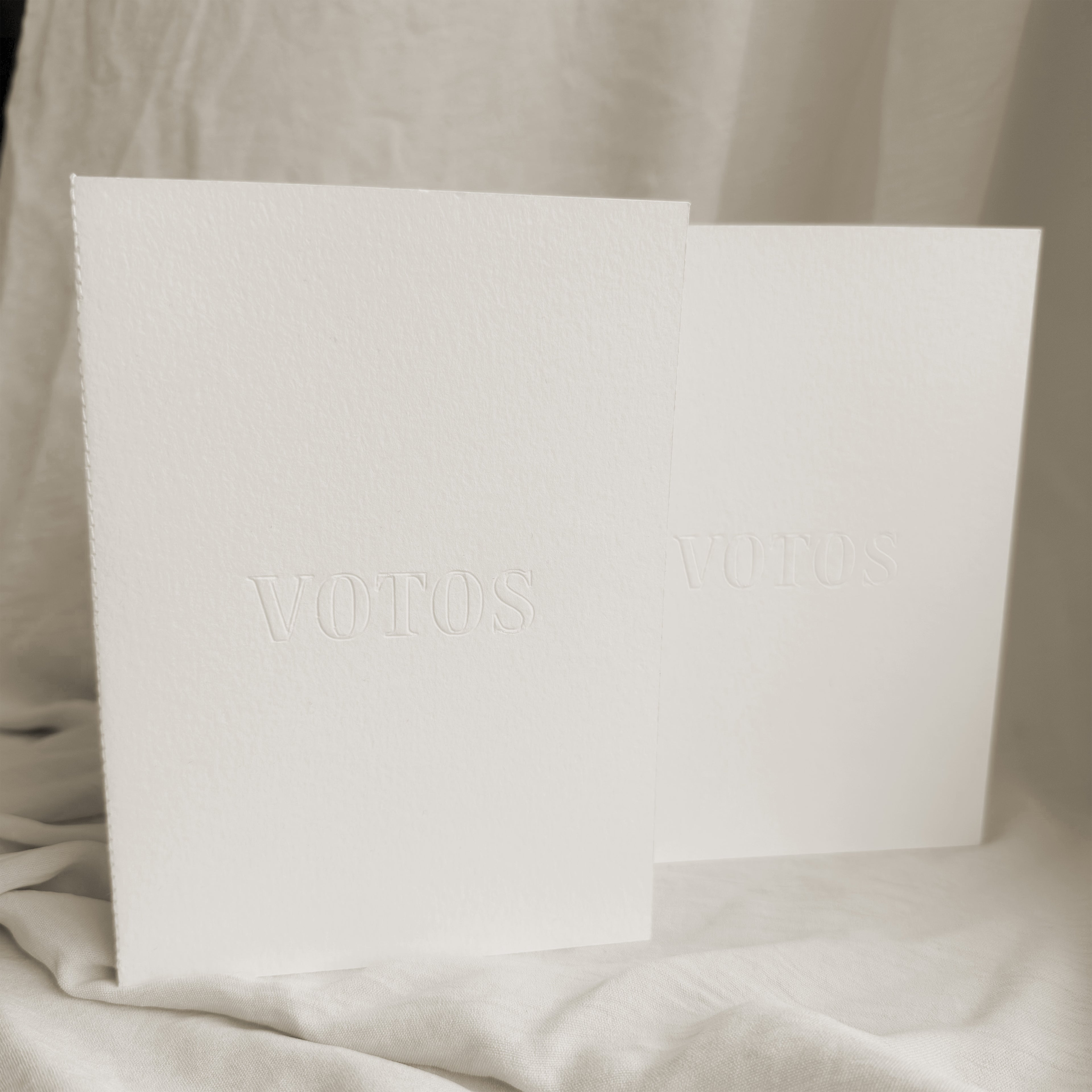 Libro de votos relieve de la marca Novellie con portada decorativa en relieve y diseño elegante para bodas.