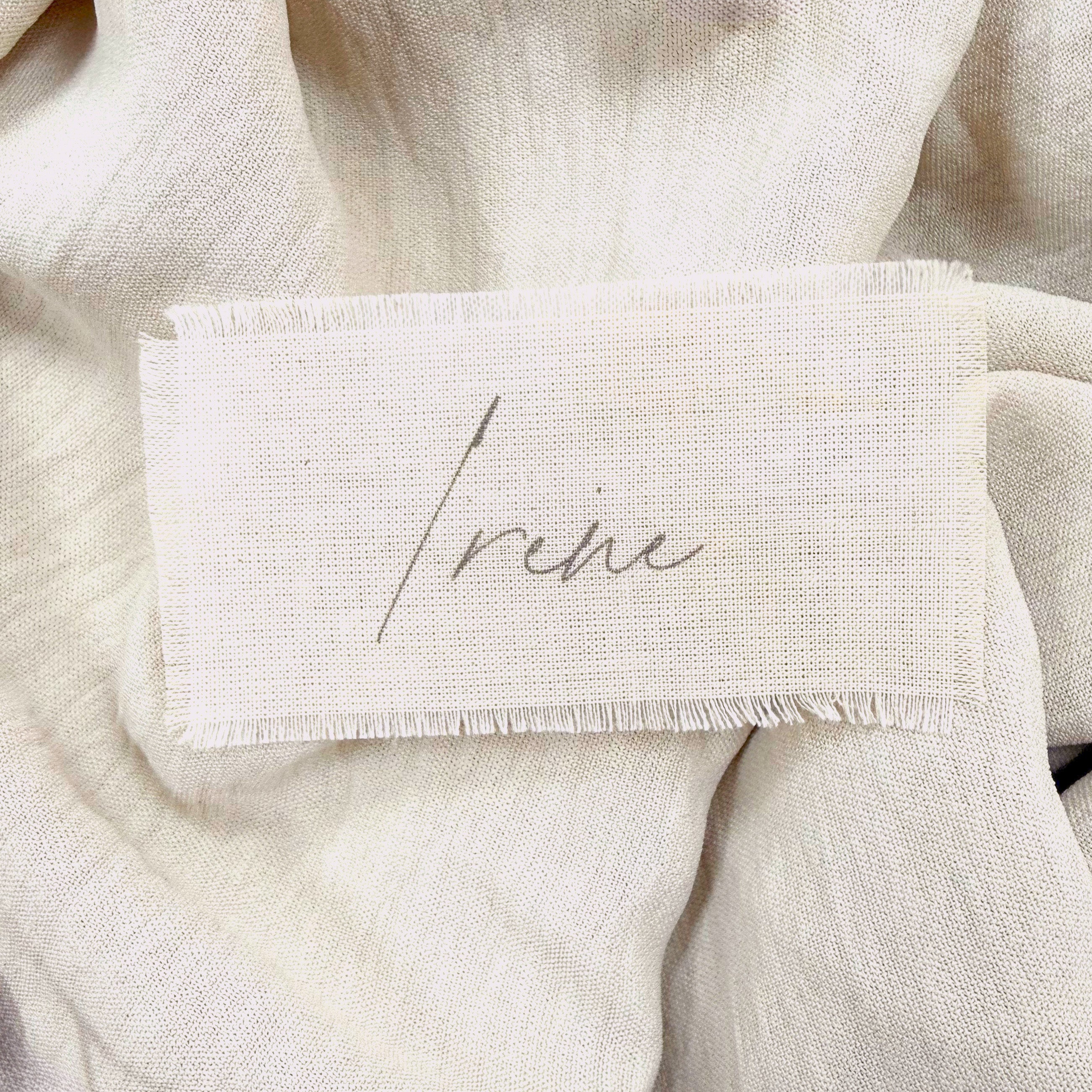 Marcapáginas de algodón de la marca Novellie, con diseño colorido y texturizado, ideal para marcar páginas de libros.