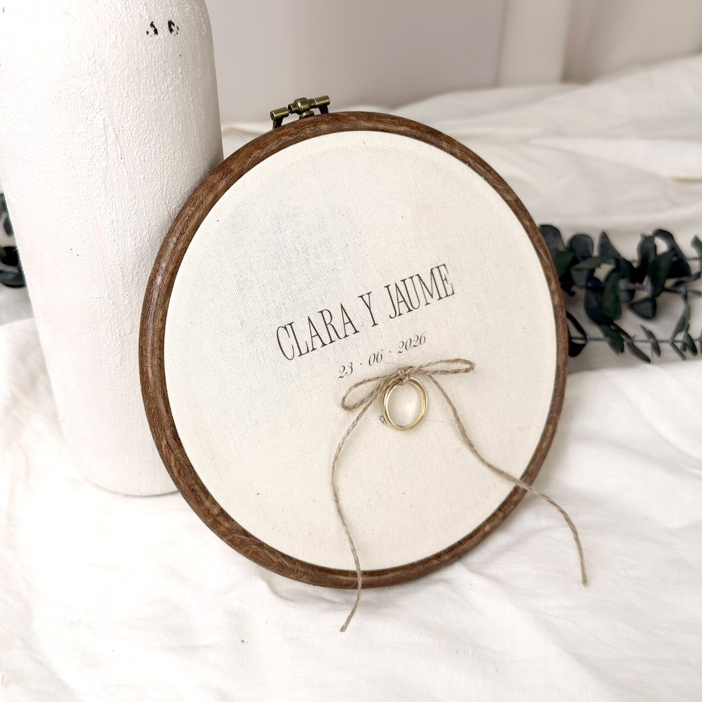 Porta alianzas rústico minimalista de Novellie con diseño simple y elegante para bodas o eventos especiales.