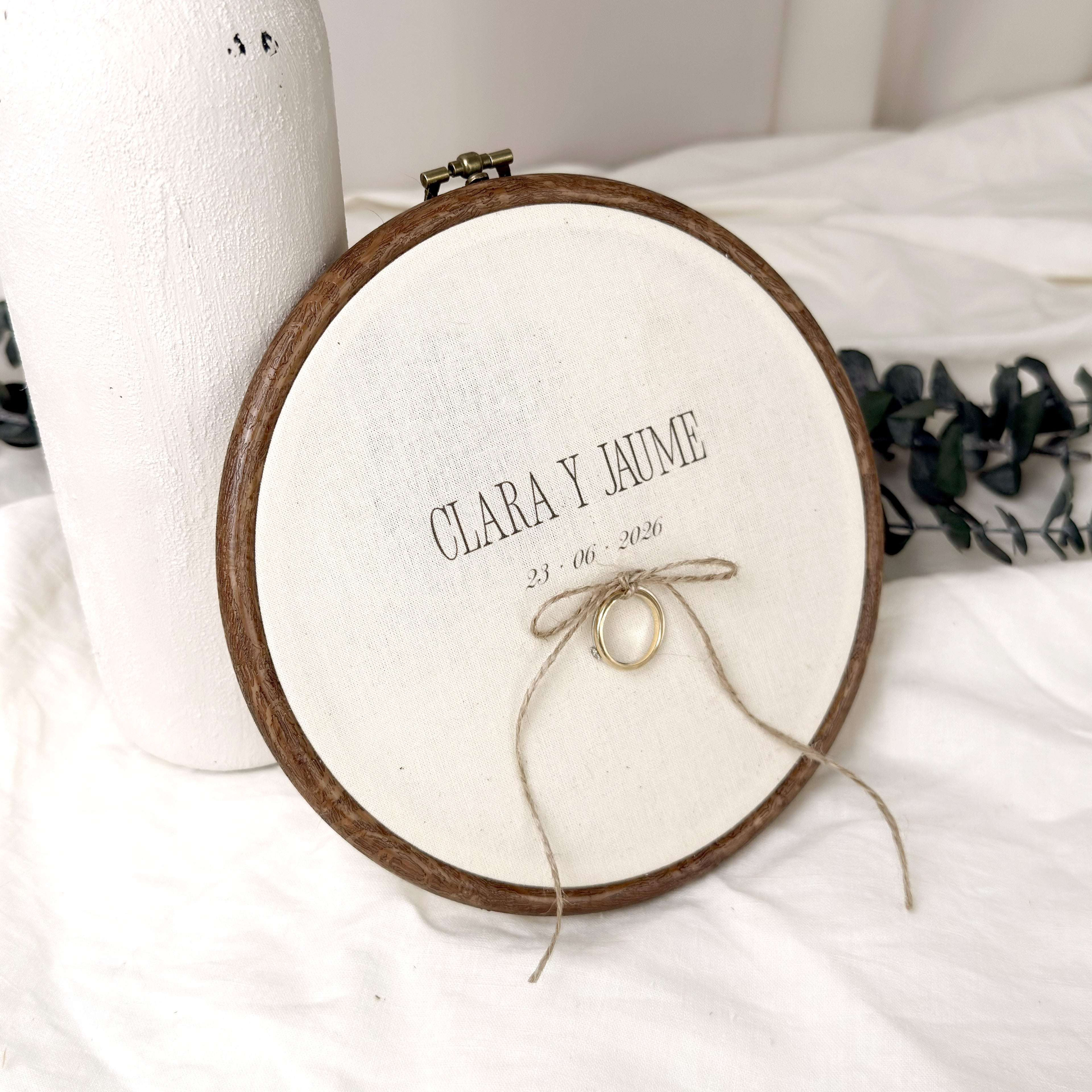 Porta alianzas rústico minimalista de Novellie con diseño simple y elegante para bodas o eventos especiales.