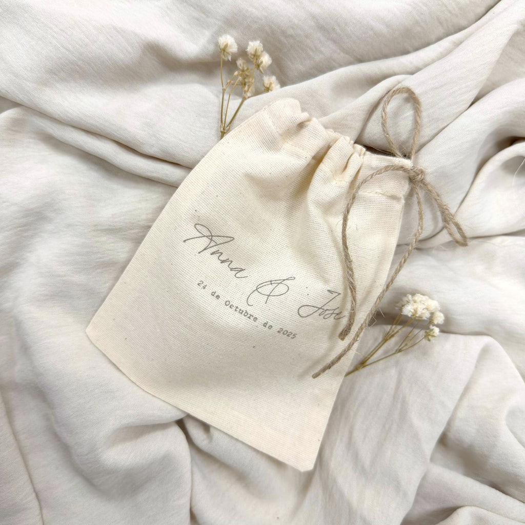 Almohadas de algodón Novellie Arras con fundas blancas y diseño suave, ideales para un sueño cómodo y relajante.