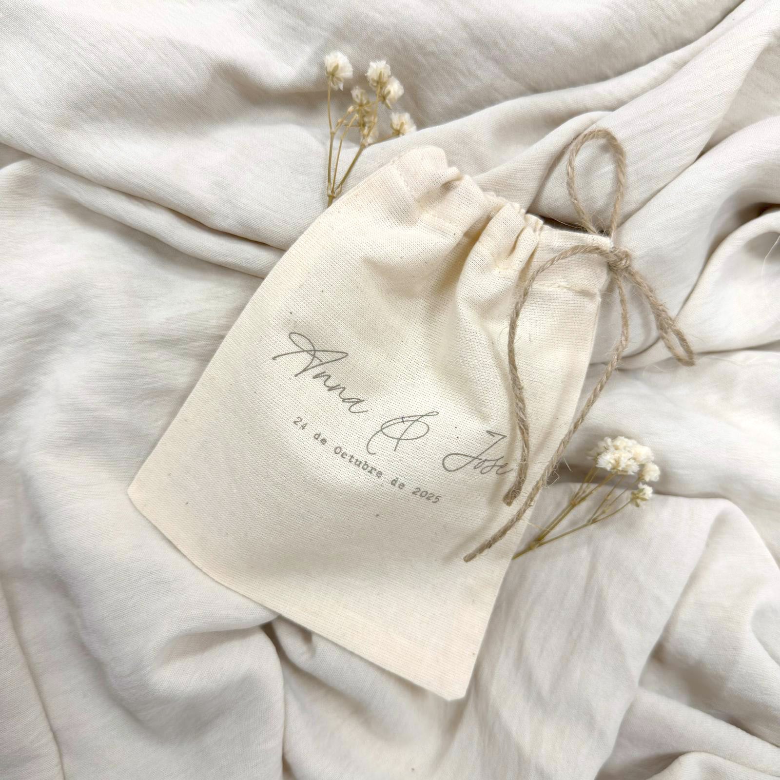 Almohadas de algodón Novellie Arras con fundas blancas y diseño suave, ideales para un sueño cómodo y relajante.