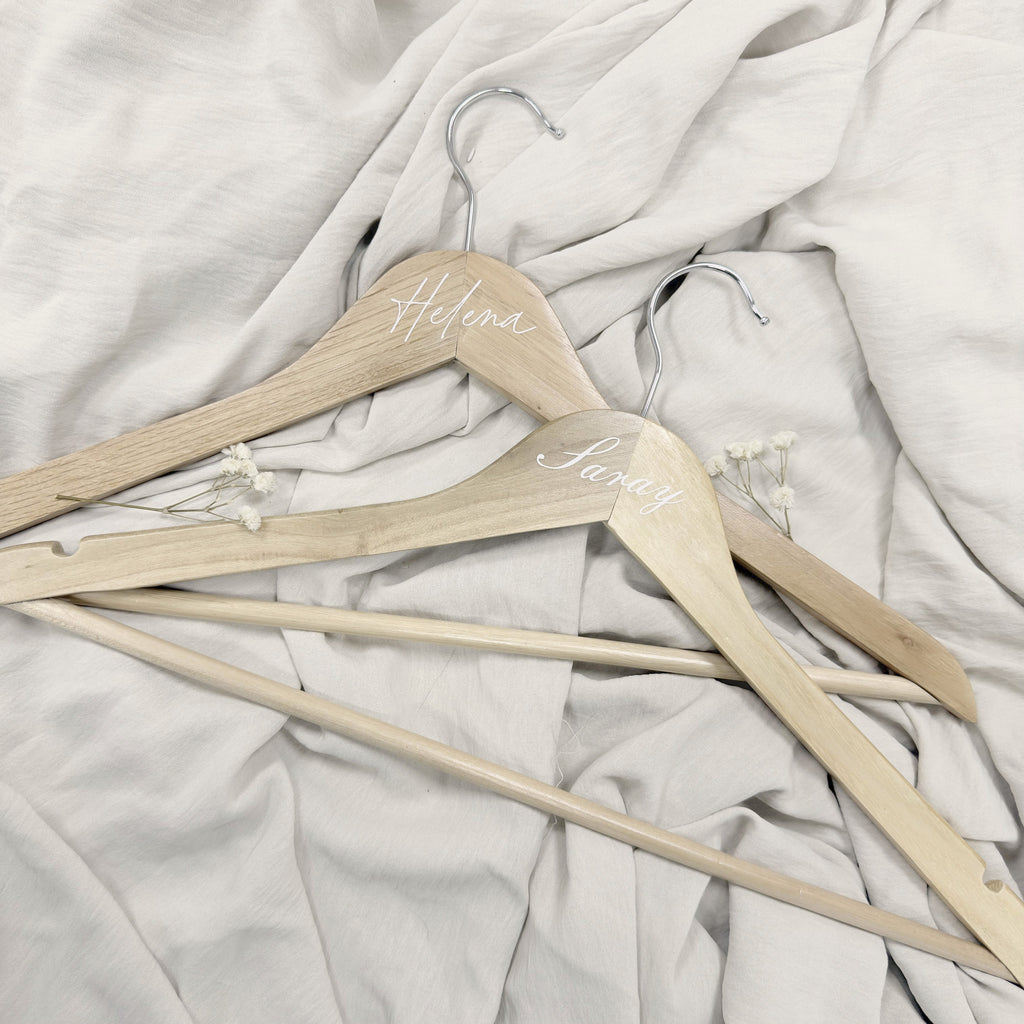 Percha esencia Novellie de madera con diseño elegante para colgar prendas y accesorios en armario.