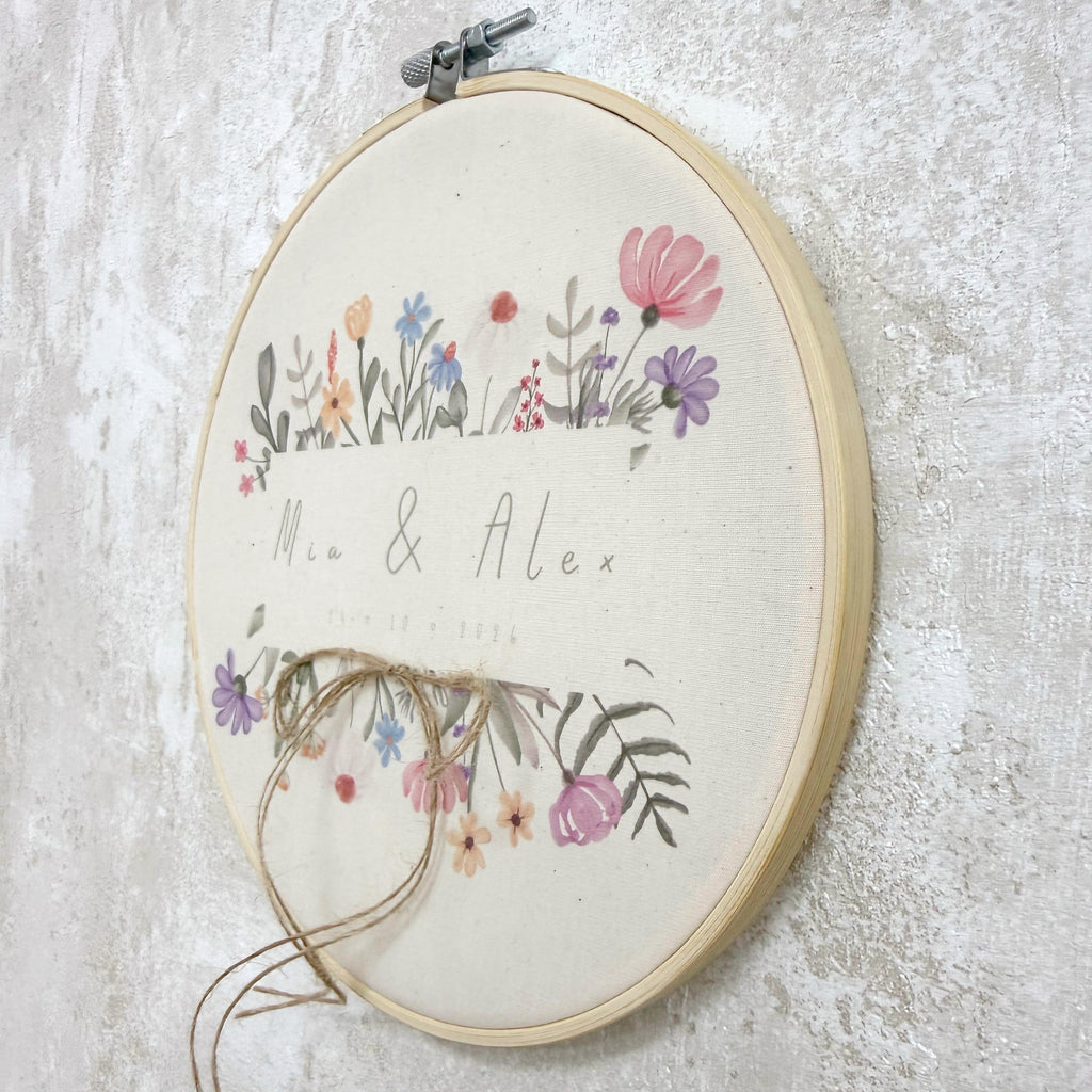 Bastidor de alianzas de jardín Novellie con detalles decorativos para bodas y eventos al aire libre