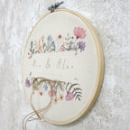 Bastidor de alianzas de jardín Novellie con detalles decorativos para bodas y eventos al aire libre