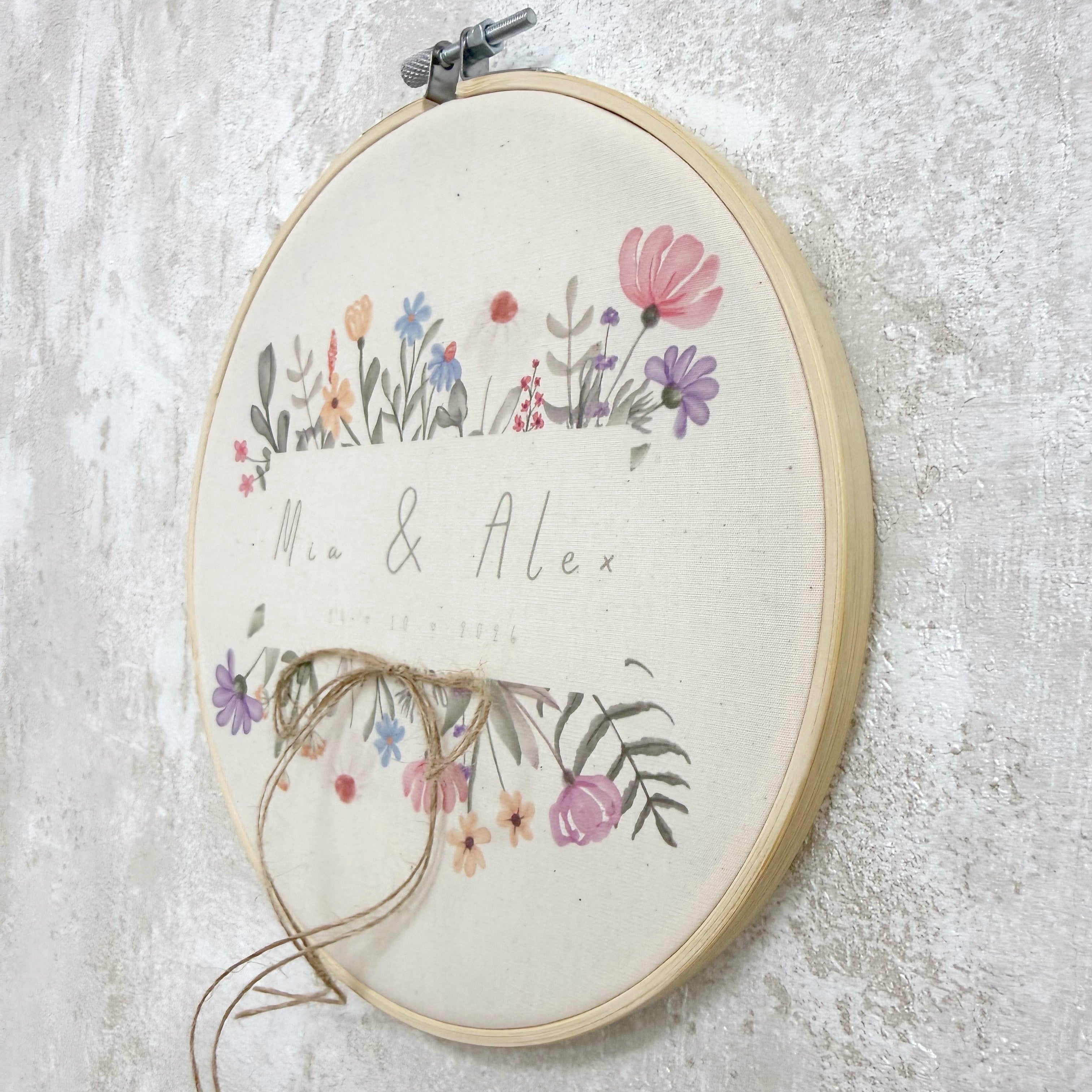 Bastidor de alianzas de jardín Novellie con detalles decorativos para bodas y eventos al aire libre