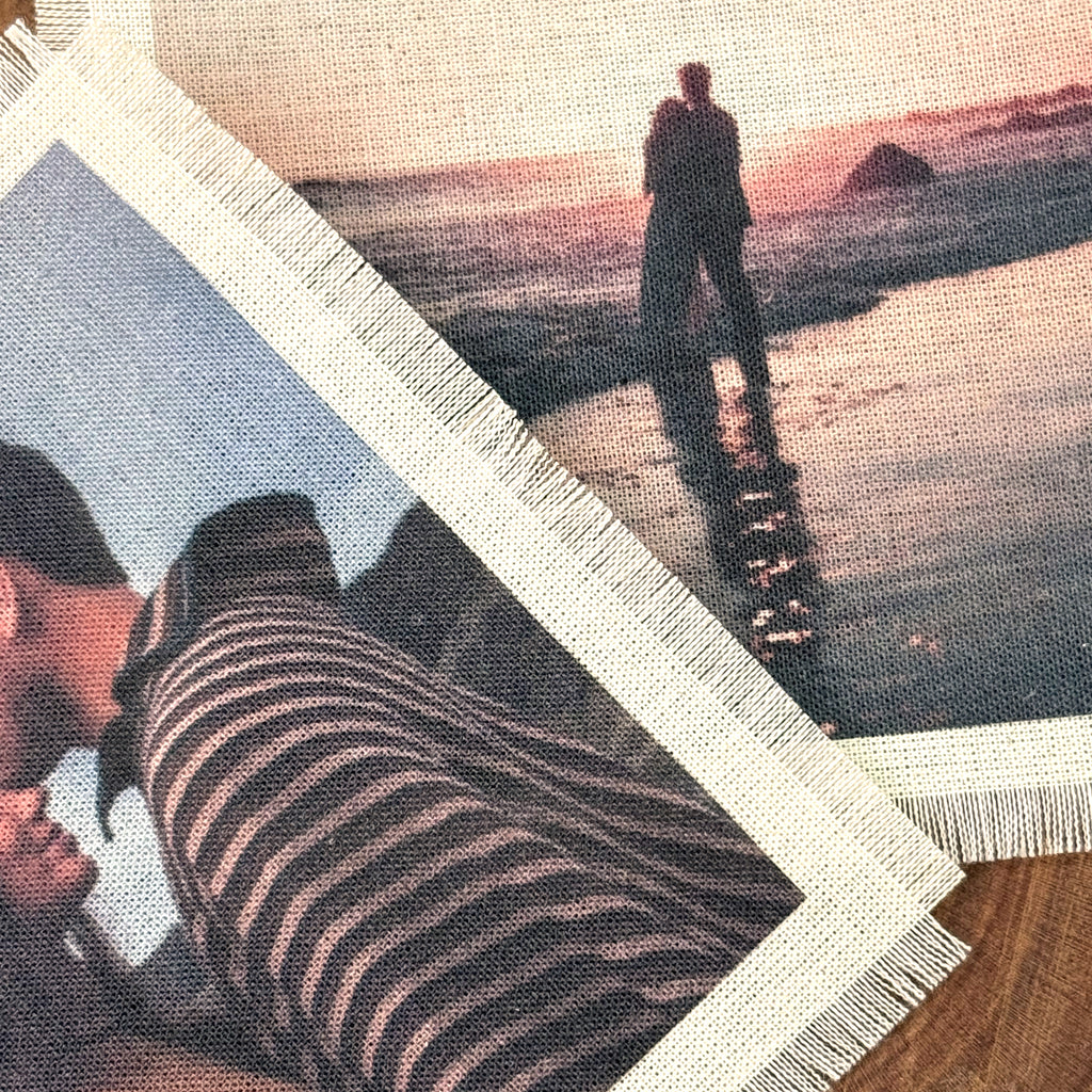 Fotos reveladas 8x8 Novellie con impresión nítida y colores vibrantes, mostradas en una hoja con varias fotos sobre fondo blanco.