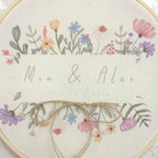 Bastidor de alianzas para jardín en estilo decorativo, de la marca Novellie, con detalles ornamentales y acabado resistente