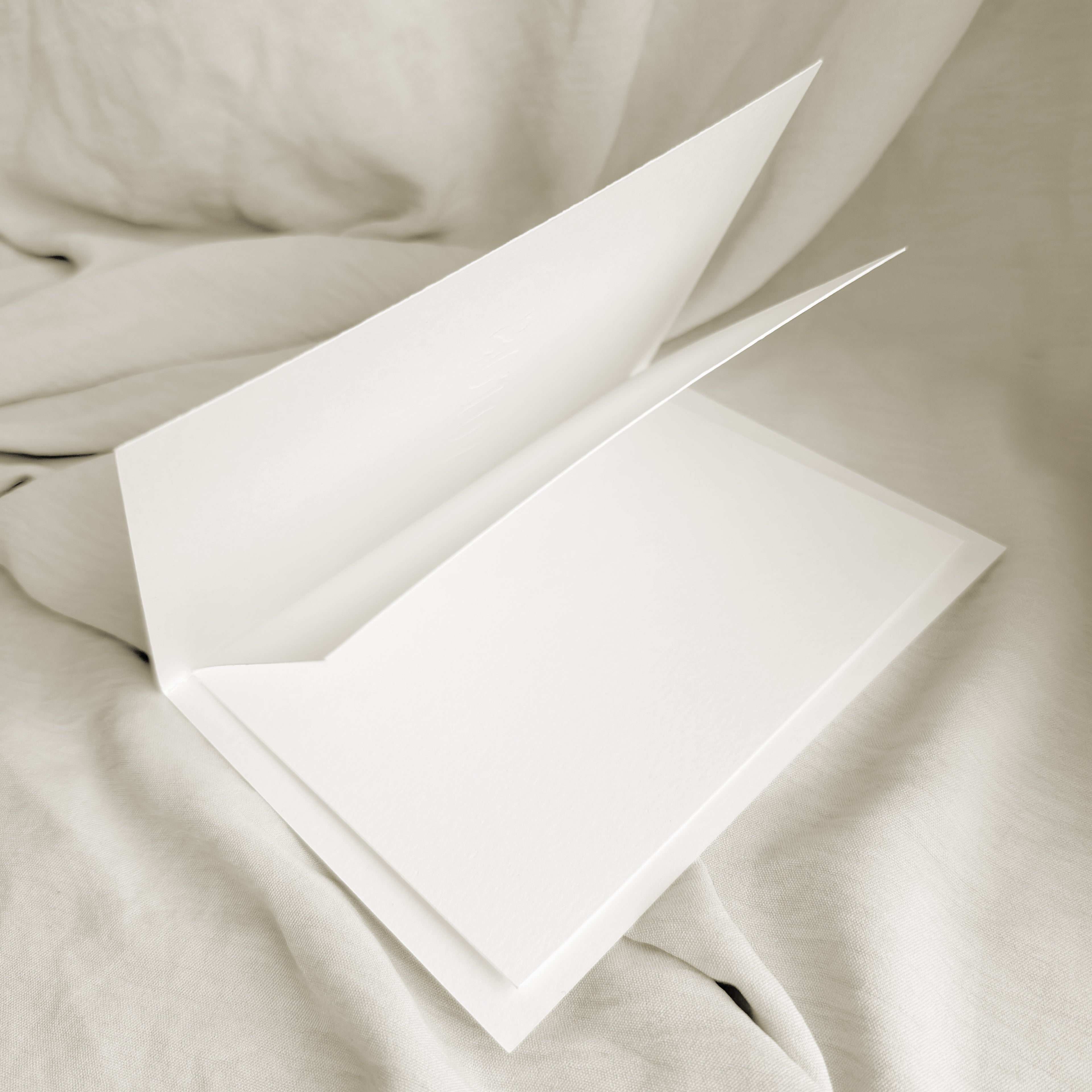 Libro Votos Relieve de Novellie con portada decorada en relieve y detalles en tonos suaves, visible en la imagen.